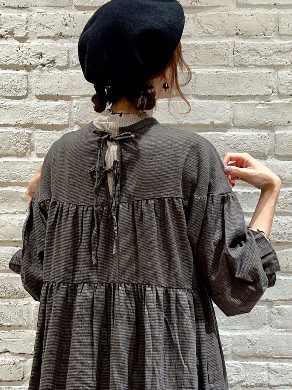 ベージュ系のTシャツ/カットソー、ブルー系のワンピース、ベージュ系のその他アウターを着用したレディースの秋コーディネートの5枚目の写真