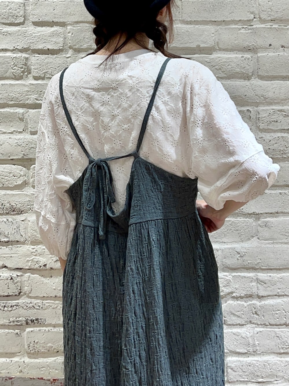 ホワイト系のTシャツ/カットソー、ブルー系のワンピース、ベージュ系のハンドバッグを着用したレディースの秋コーディネートの5枚目の写真