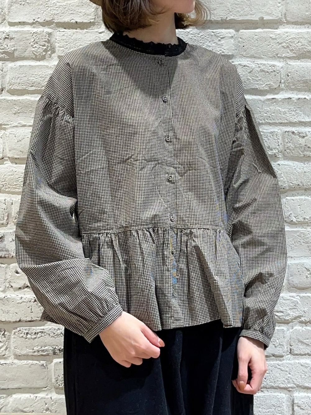 ベージュ系のニット/セーター、ベージュ系のシャツ/ブラウス、ブラック系のその他パンツを着用したレディースの冬コーディネートの2枚目の写真