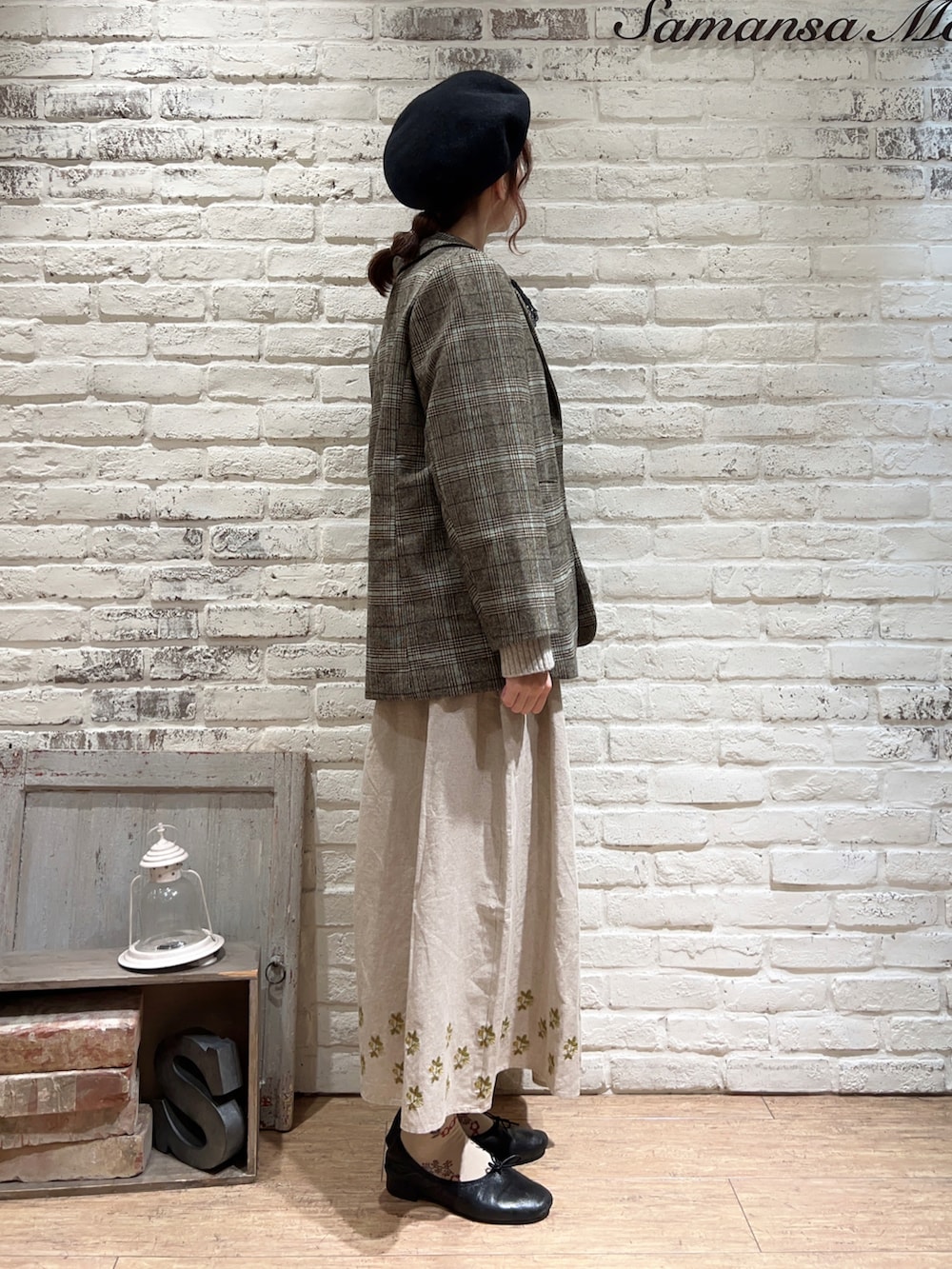 ブラック系のシャツ/ブラウス、ピンク系のカーディガン/ボレロ、ベージュ系のスカートを着用したレディースの冬コーディネートの3枚目の写真