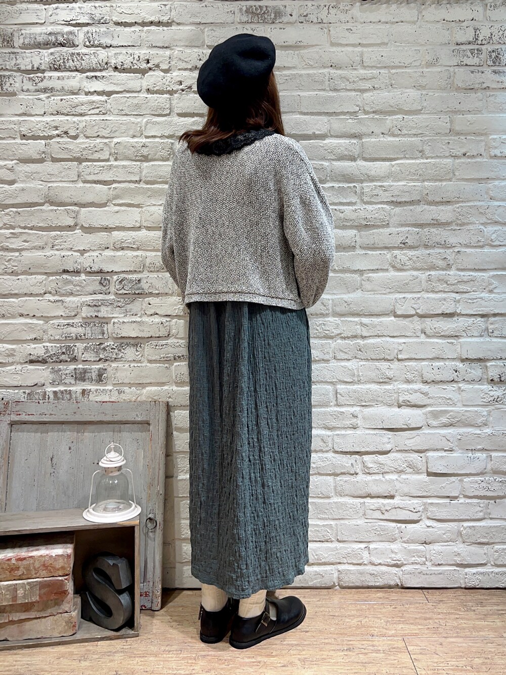 ブラック系のシャツ/ブラウス、ブラック系のノーカラージャケット、ブラック系のハンドバッグを着用したレディースの秋コーディネートの4枚目の写真