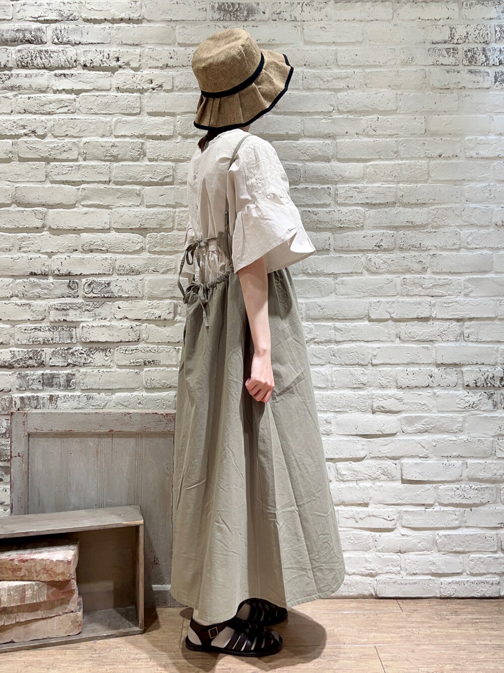 ホワイト系のタンクトップ、ホワイト系のワンピース、ベージュ系のハンドバッグを着用したレディースの夏コーディネートの3枚目の写真