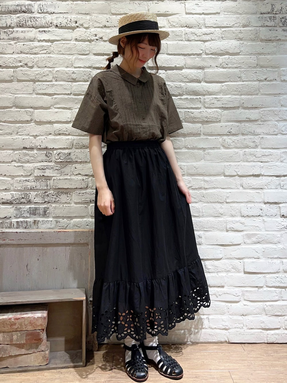 ブラウン系のシャツ/ブラウス、ベージュ系のワンピース、ブラック系のスカートを着用したレディースの夏コーディネートの3枚目の写真