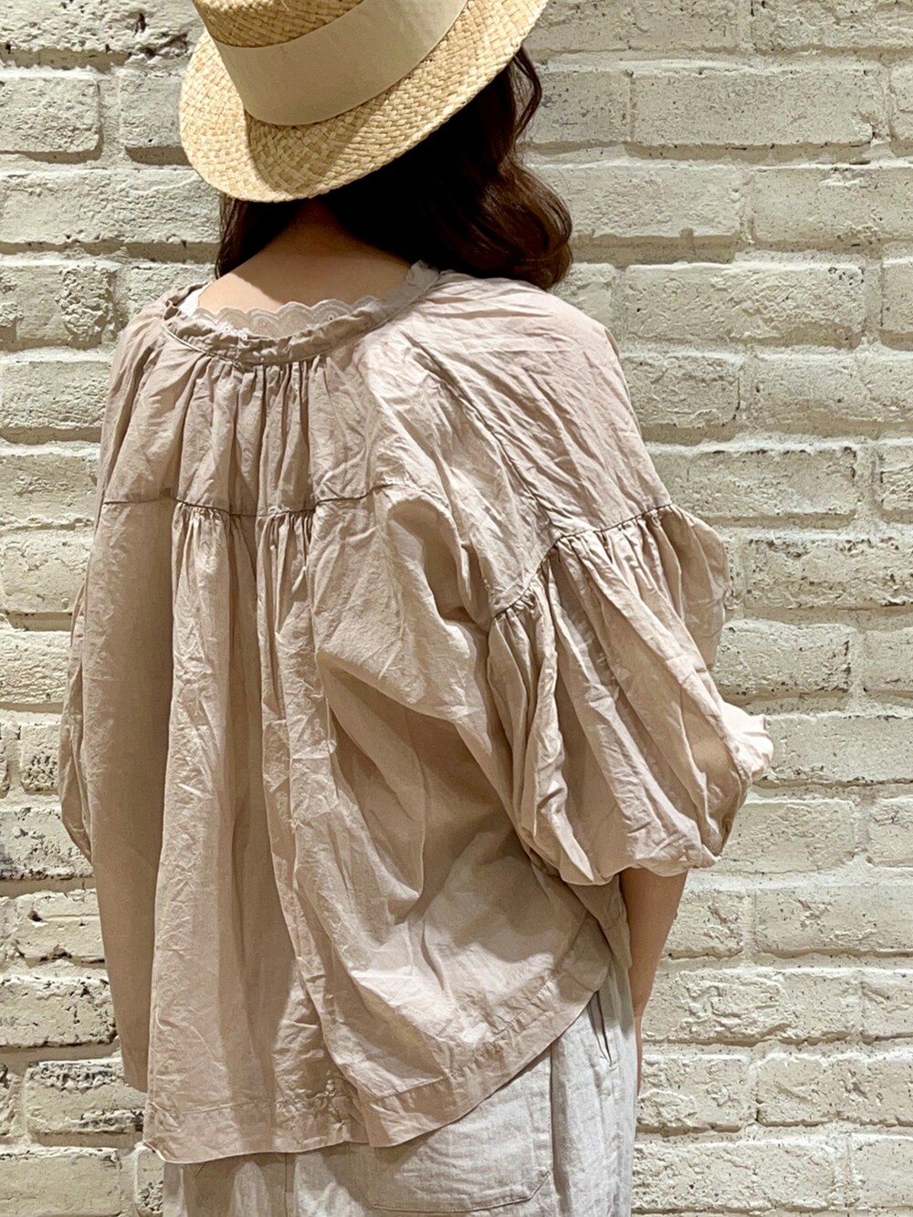 ホワイト系のタンクトップ、ピンク系のシャツ/ブラウス、ブラウン系のその他パンツを着用したレディースの夏コーディネートの5枚目の写真