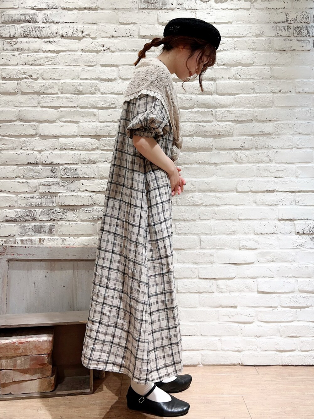 ホワイト系のワンピース、ブラック系のハンチング/ベレー帽、ベージュ系のストール/ショールを着用したレディースの夏コーディネートの3枚目の写真