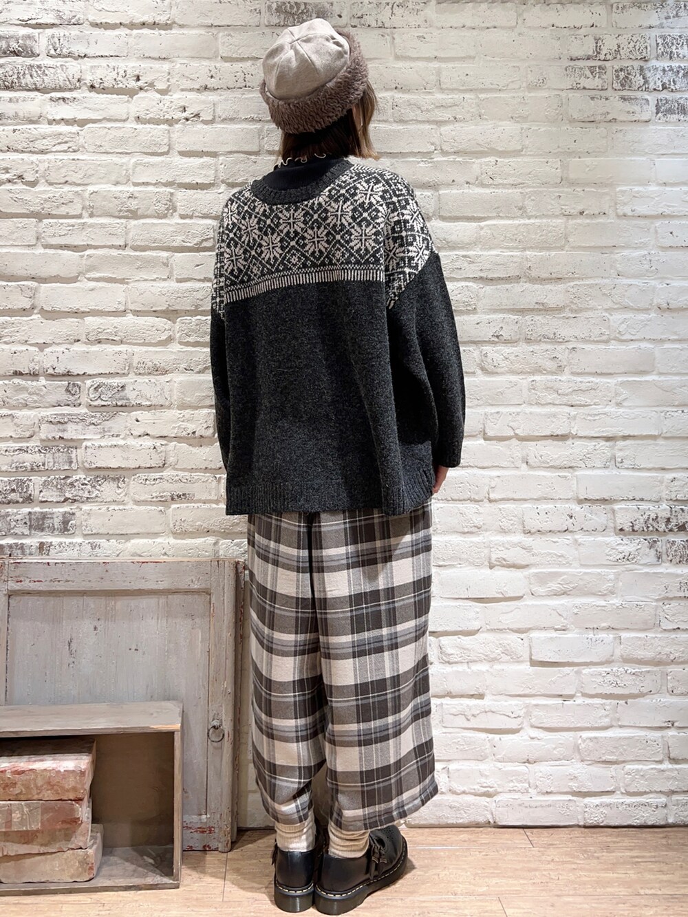 ブラック系のTシャツ/カットソー、グレー系のカーディガン/ボレロ、ベージュ系のショルダーバッグを着用したレディースの冬コーディネートの4枚目の写真