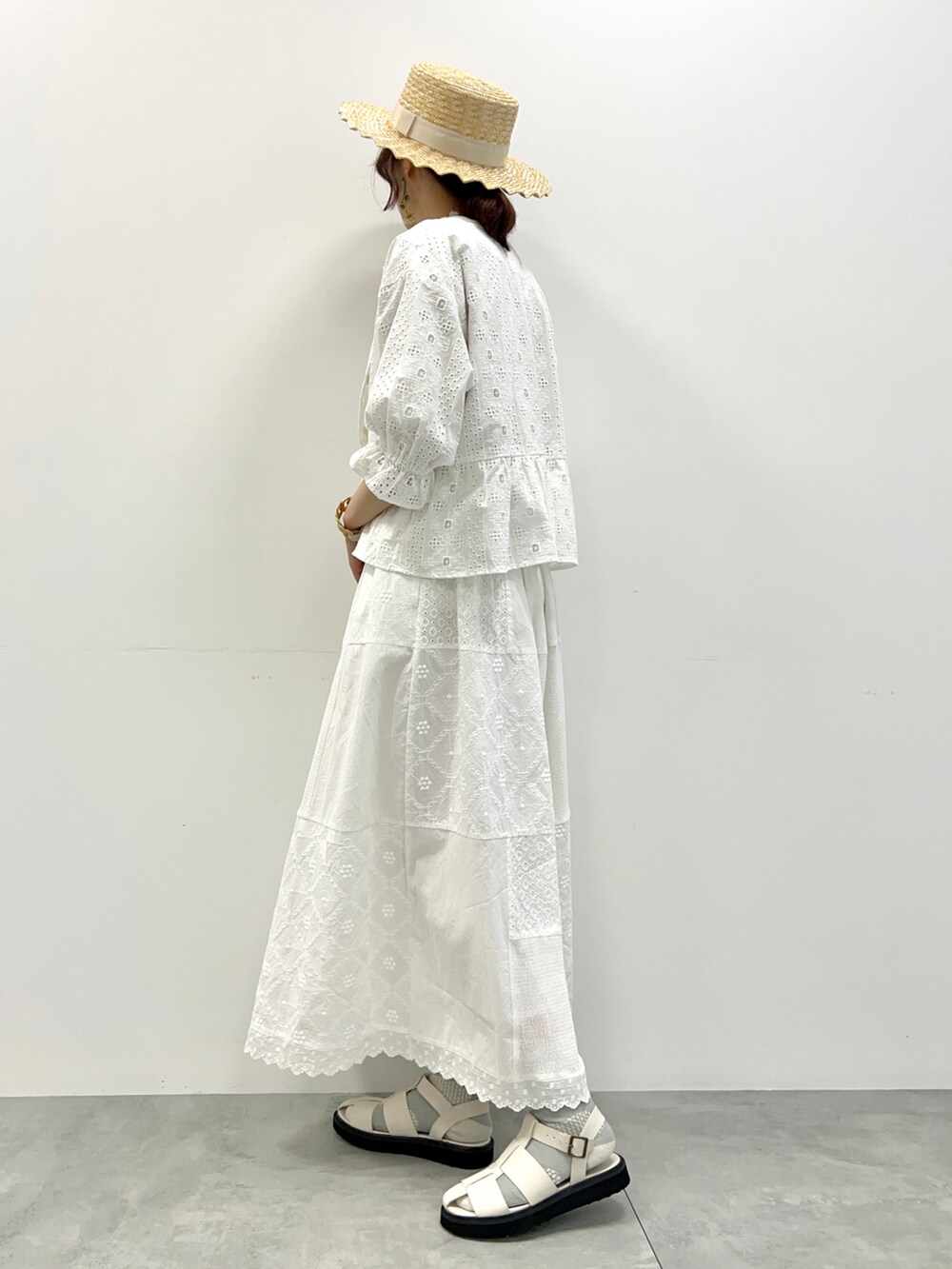 ホワイト系のノーカラージャケット、ホワイト系のスカート、ホワイト系のサンダルを着用したレディースの春コーディネートの3枚目の写真