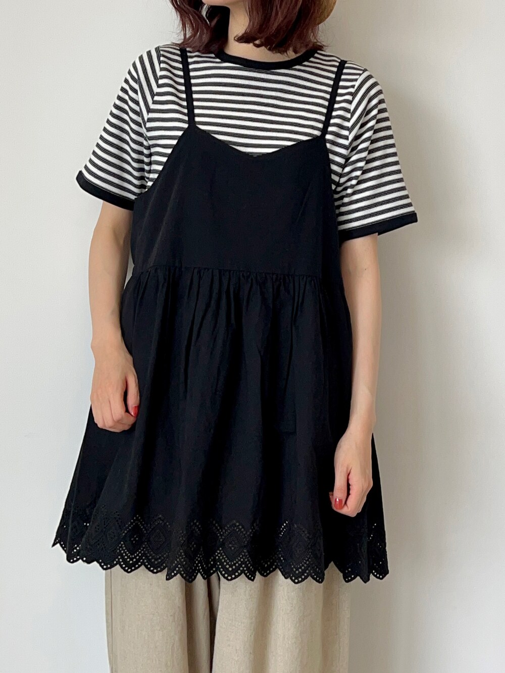 ブラック系のシャツ/ブラウス、ホワイト系のTシャツ/カットソー、ベージュ系のその他パンツを着用したレディースの春コーディネートの2枚目の写真