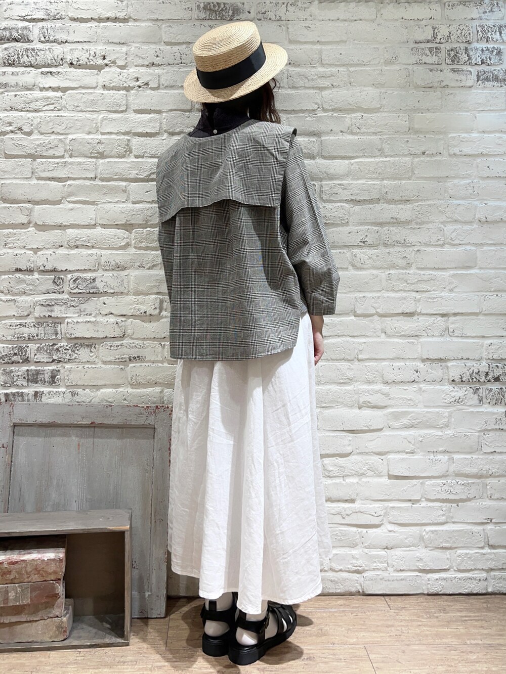 グレー系のTシャツ/カットソー、ブラック系のシャツ/ブラウス、ホワイト系のスカートを着用したレディースの春コーディネートの4枚目の写真