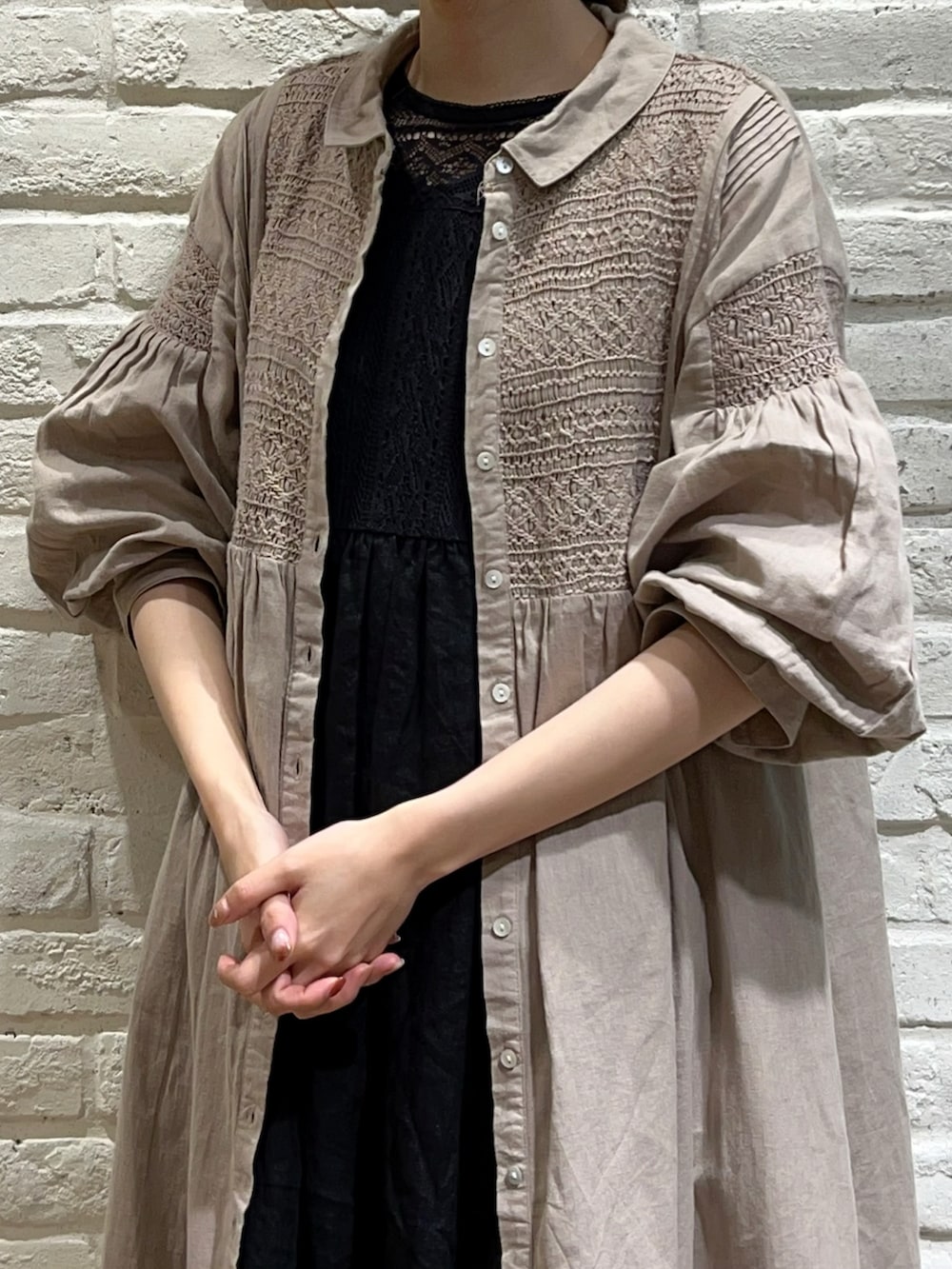 「サマンサ モスモス(Samansa Mos2)、SM2、Samansa Mos2、TSUHARU by Samansa Mos2、秋コーデ、秋のコーデ、ゆるコーデ、レイヤードスタイル、リネン、ワンピース、シャツワンピ、ボリューム袖、レース、ベレー帽、バレエシューズ」|「Samansa Mos2のウールバスクベレー(ハンチング/ベレー帽、ブラック系)」を使った、いっしき🐻さん(レディース・163cm)の秋コーディネートの2枚目の写真