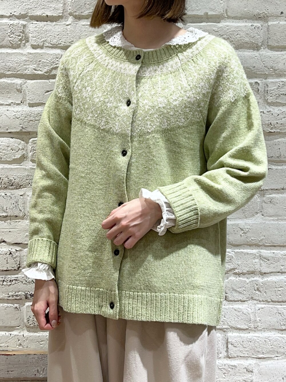 ホワイト系のシャツ/ブラウス、グリーン系のカーディガン/ボレロ、ベージュ系のその他パンツを着用したレディースの冬コーディネートの2枚目の写真