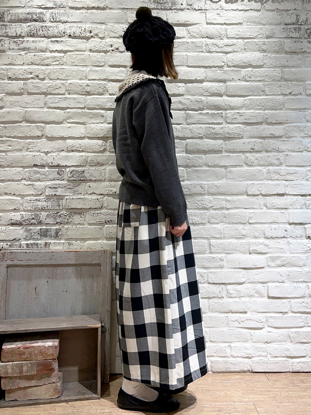 ホワイト系のシャツ/ブラウス、グレー系のニット/セーター、ブラック系のショルダーバッグを着用したレディースの秋コーディネートの3枚目の写真