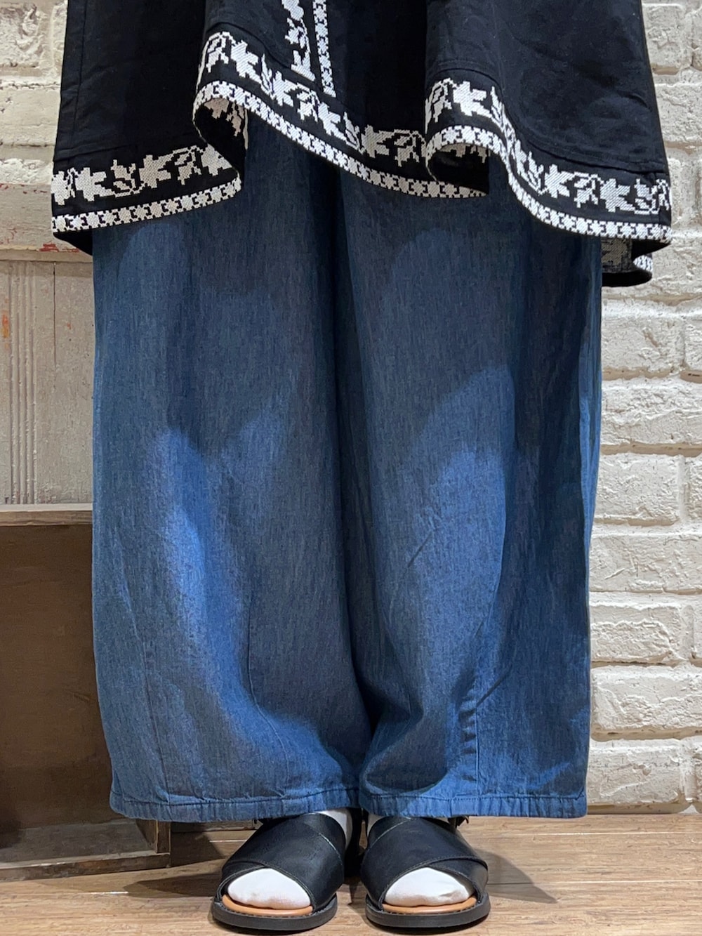 「サマンサ モスモス(Samansa Mos2)、Samansa Mos2、SM2、春夏コーデ、ゆるコーデ、刺繍、レース、チュニック、デニム、デニムパンツ、ワイドパンツ、ワイドデニム、カンカン帽、かごバッグ、サンダル」|「Samansa Mos2のラフィアカンカン帽(ハット、ブラック系)」を使った、いっしき🐻さん(レディース・163cm)の春コーディネートの5枚目の写真