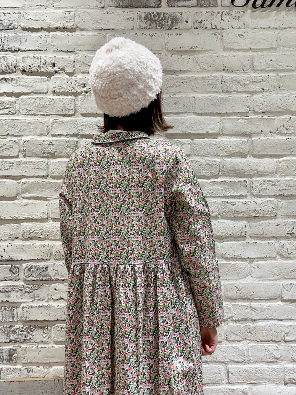 ピンク系のワンピース、ホワイト系のハット、その他のその他を着用したレディースの冬コーディネートの5枚目の写真