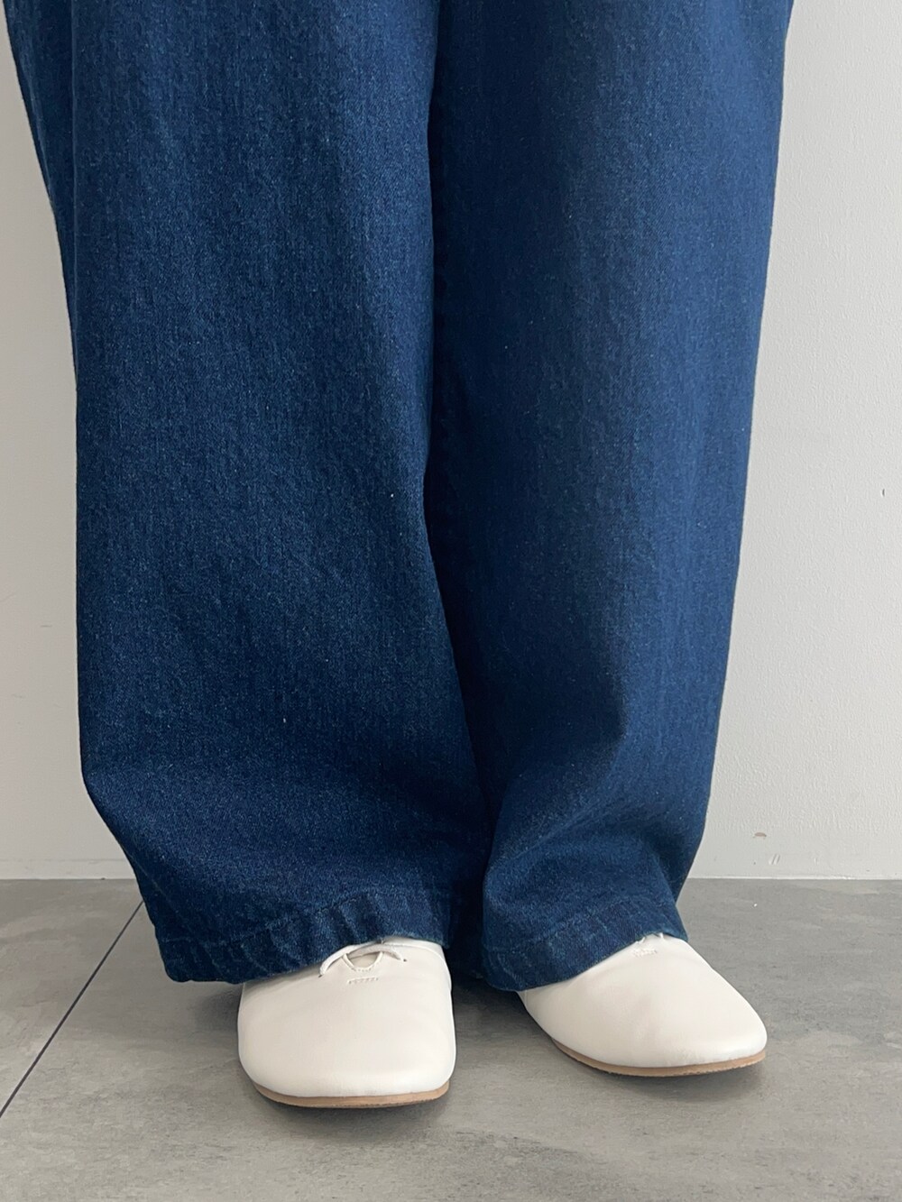 ブルー系のその他パンツ、ホワイト系のその他シューズ、ブルー系のシャツ/ブラウスを着用したレディースの春コーディネートの5枚目の写真