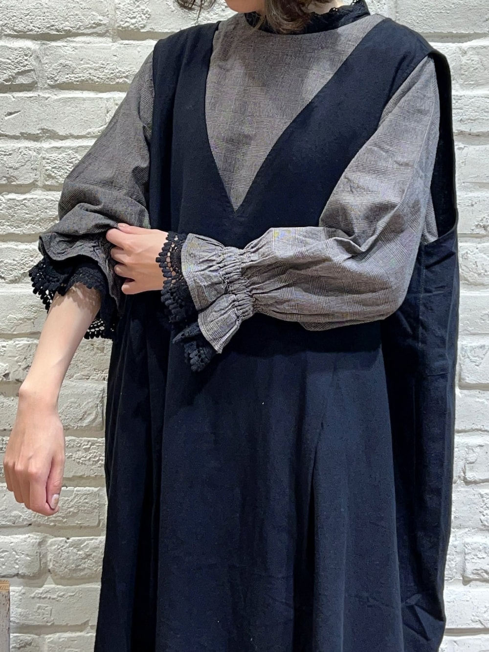 ブラック系のTシャツ/カットソー、ブラック系のシャツ/ブラウス、ブラック系のワンピースを着用したレディースの秋コーディネートの2枚目の写真