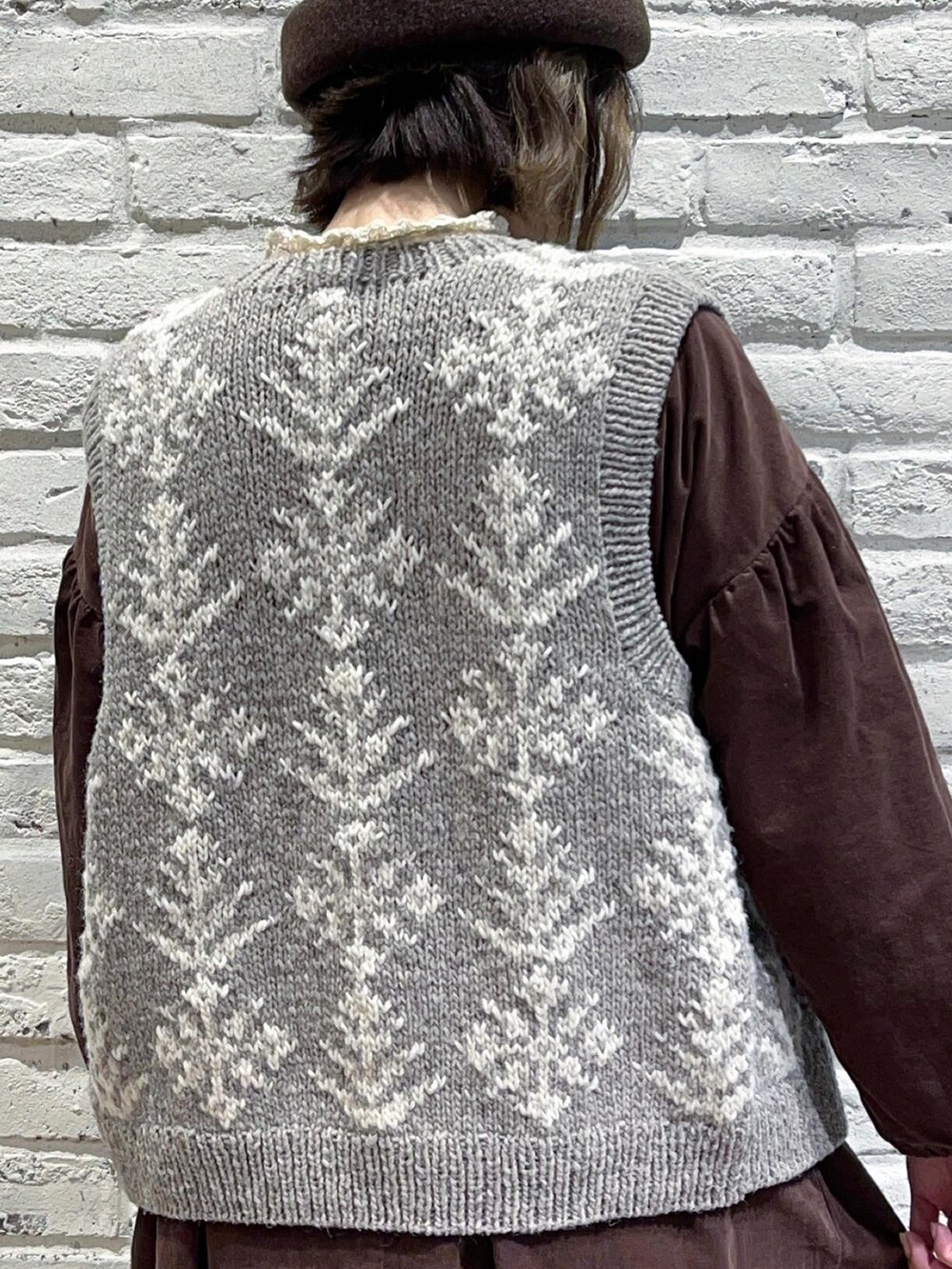 ホワイト系のシャツ/ブラウス、ブラウン系のベスト、ブラウン系のワンピースを着用したレディースの秋コーディネートの5枚目の写真