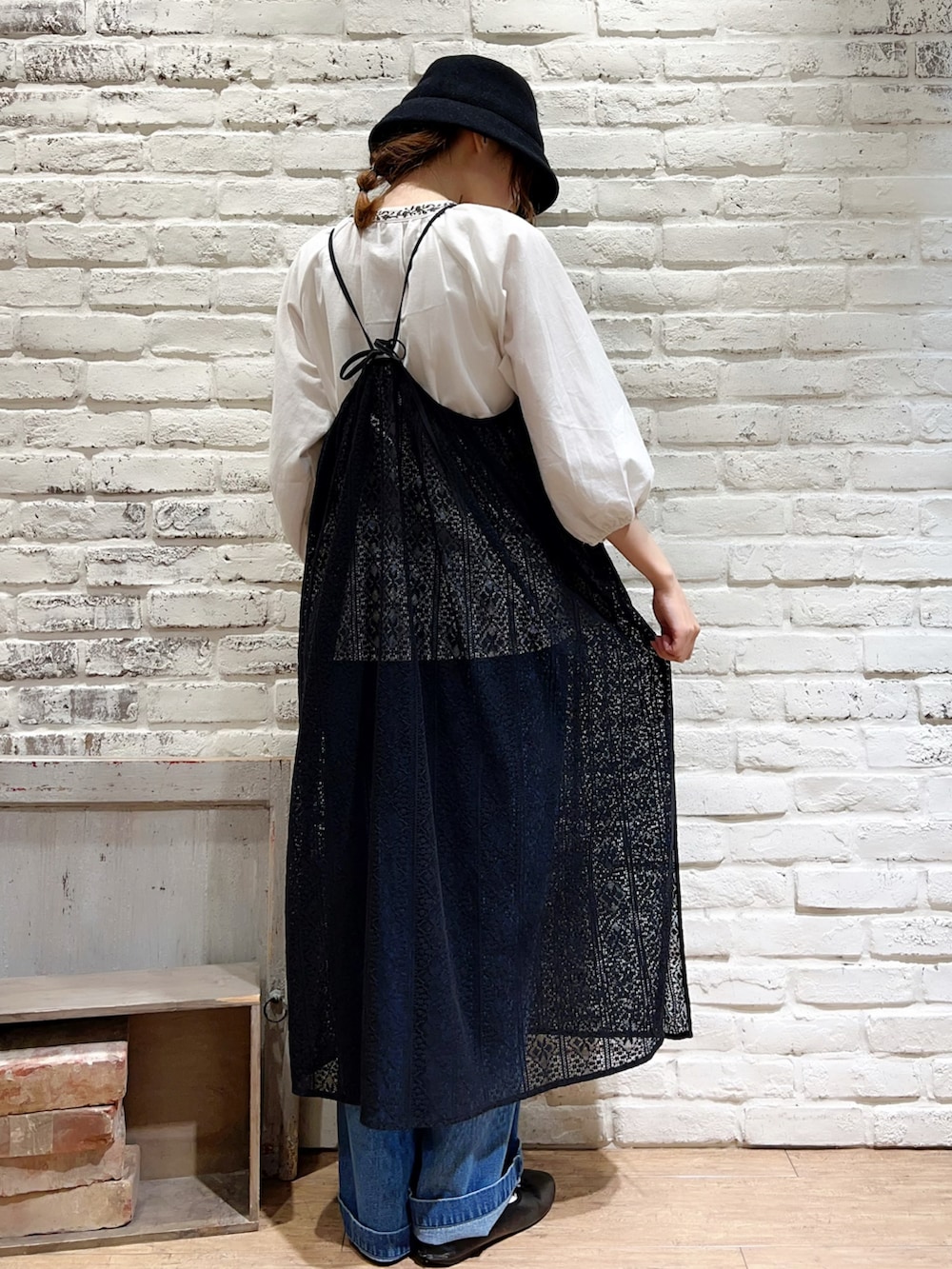 「サマンサ モスモス(Samansa Mos2)、Samansa Mos2、SM2、秋のコーデ、ゆるコーデ、レイヤードスタイル、キャミワンピ、ワンピース、レース、デニム、ワイドパンツ、バケットハット、バレエシューズ、秋服準備はじめました」|「Samansa Mos2のウールソフトハット(ハット、ブラック系)」を使った、いっしき🐻さん(レディース・163cm)の夏コーディネートの4枚目の写真