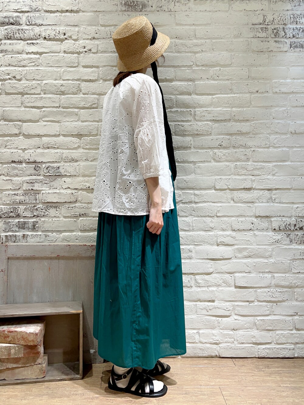 ホワイト系のタンクトップ、ホワイト系のシャツ/ブラウス、グリーン系のワンピースを着用したレディースの秋コーディネートの2枚目の写真