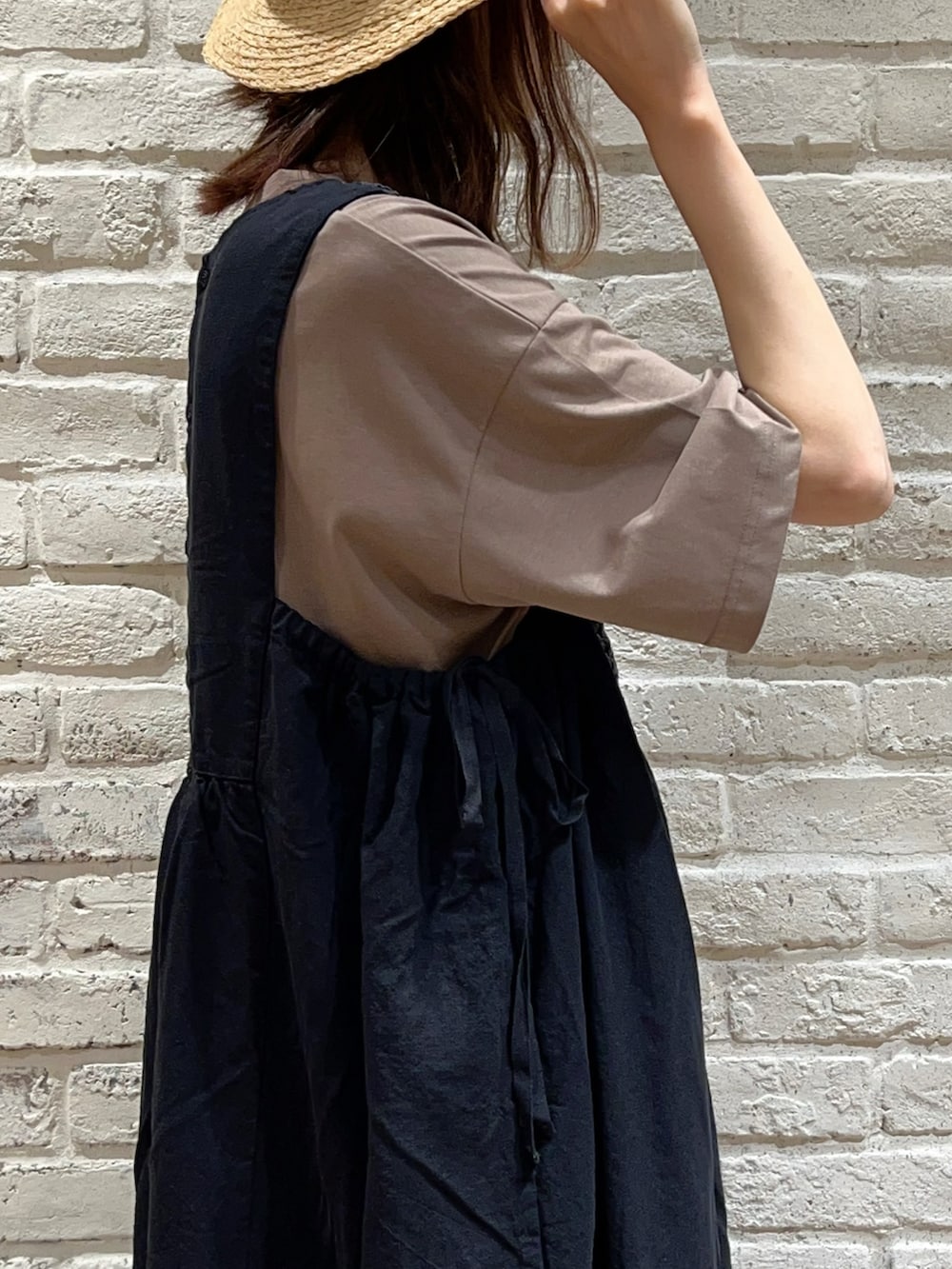 ブラウン系のワンピース、ブラック系のワンピース、ブラック系のハンドバッグを着用したレディースの夏コーディネートの3枚目の写真