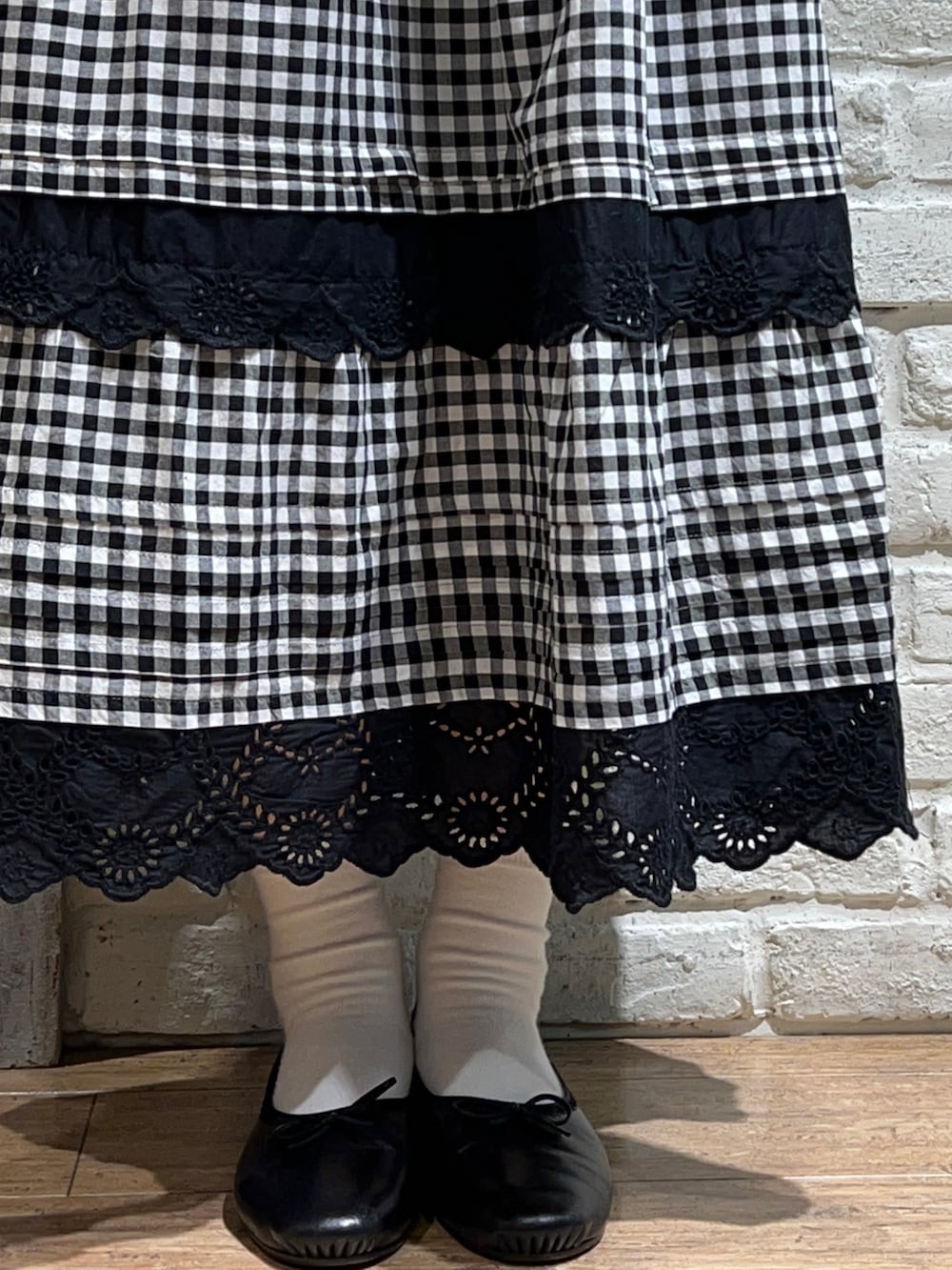 ブラック系のシャツ/ブラウス、グレー系のシャツ/ブラウス、グレー系のスカートを着用したレディースの春コーディネートの5枚目の写真