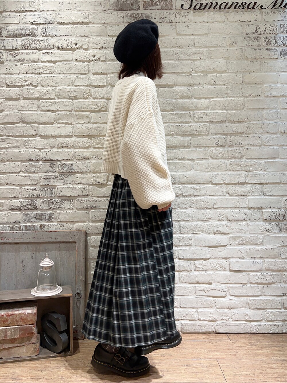 ホワイト系のシャツ/ブラウス、グリーン系のワンピース、グリーン系のスカートを着用したレディースの冬コーディネートの3枚目の写真