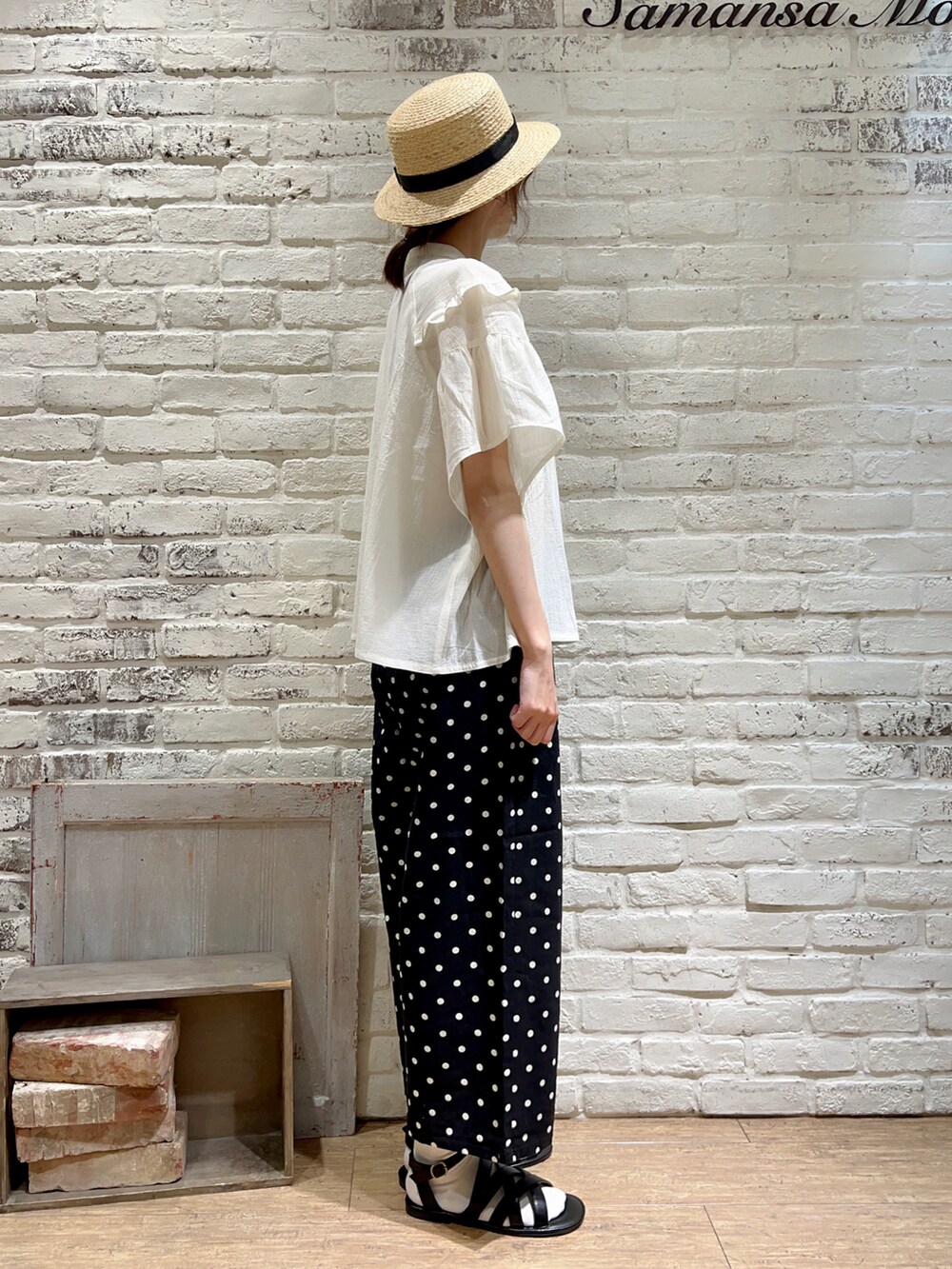 ホワイト系のシャツ/ブラウス、ブラック系のハンドバッグ、ブラック系のその他パンツを着用したレディースの秋コーディネートの3枚目の写真