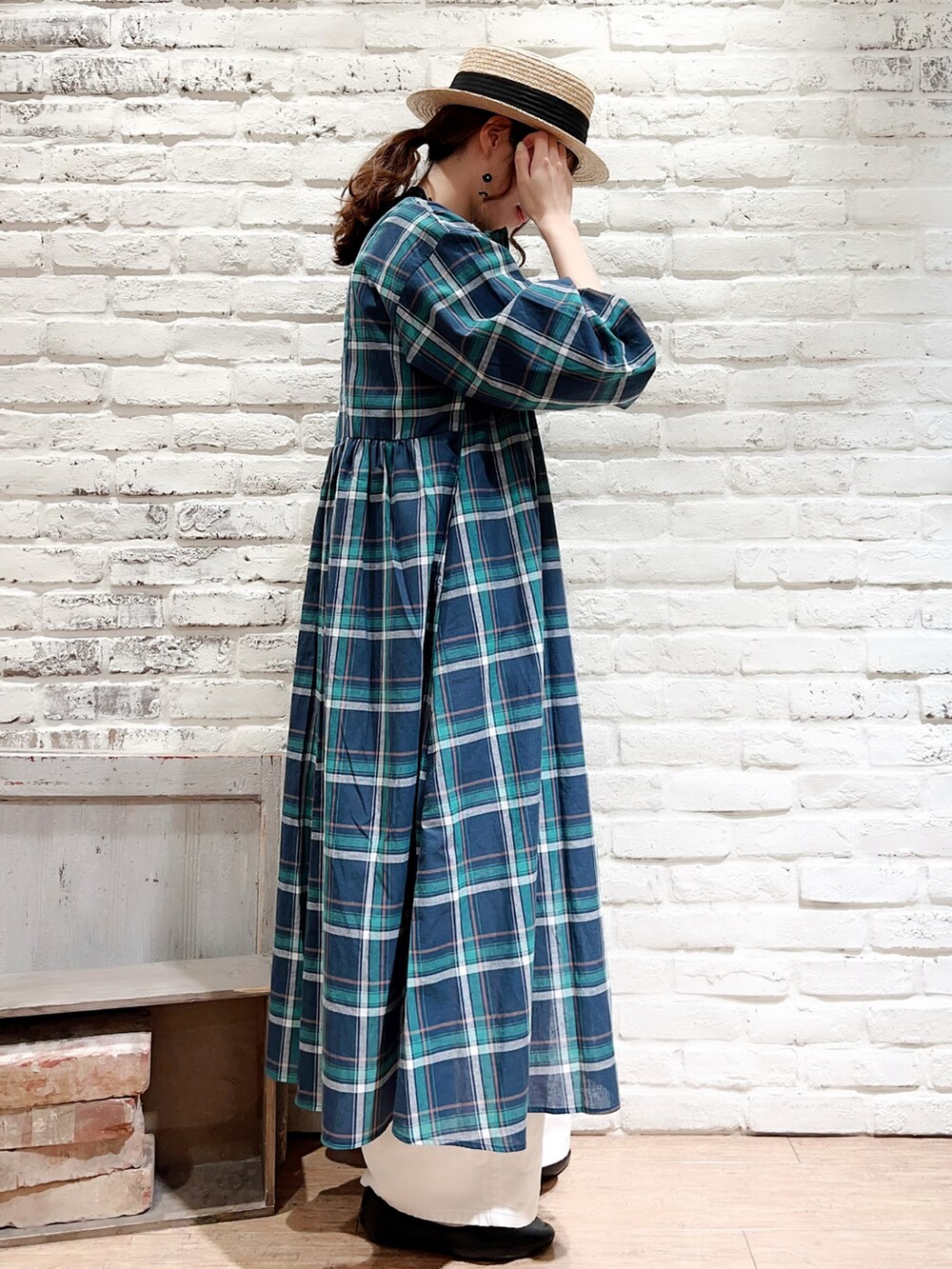 グリーン系のワンピース、ホワイト系のTシャツ/カットソー、ブラック系のシャツ/ブラウスを着用したレディースの春コーディネートの2枚目の写真