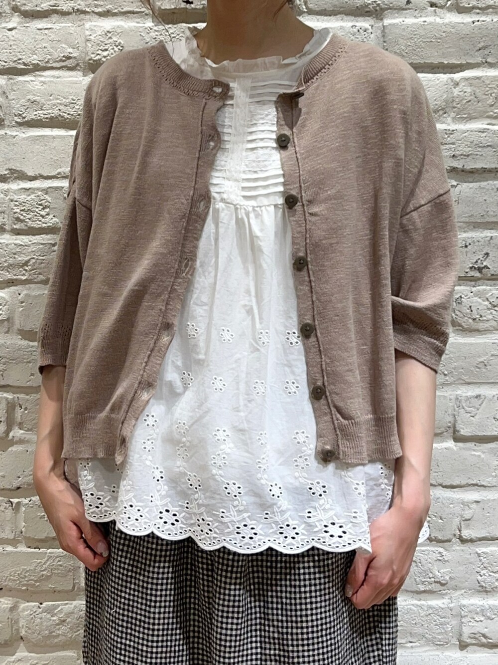 ホワイト系のシャツ/ブラウス、ブラウン系のカーディガン/ボレロ、ホワイト系のその他パンツを着用したレディースの夏コーディネートの4枚目の写真