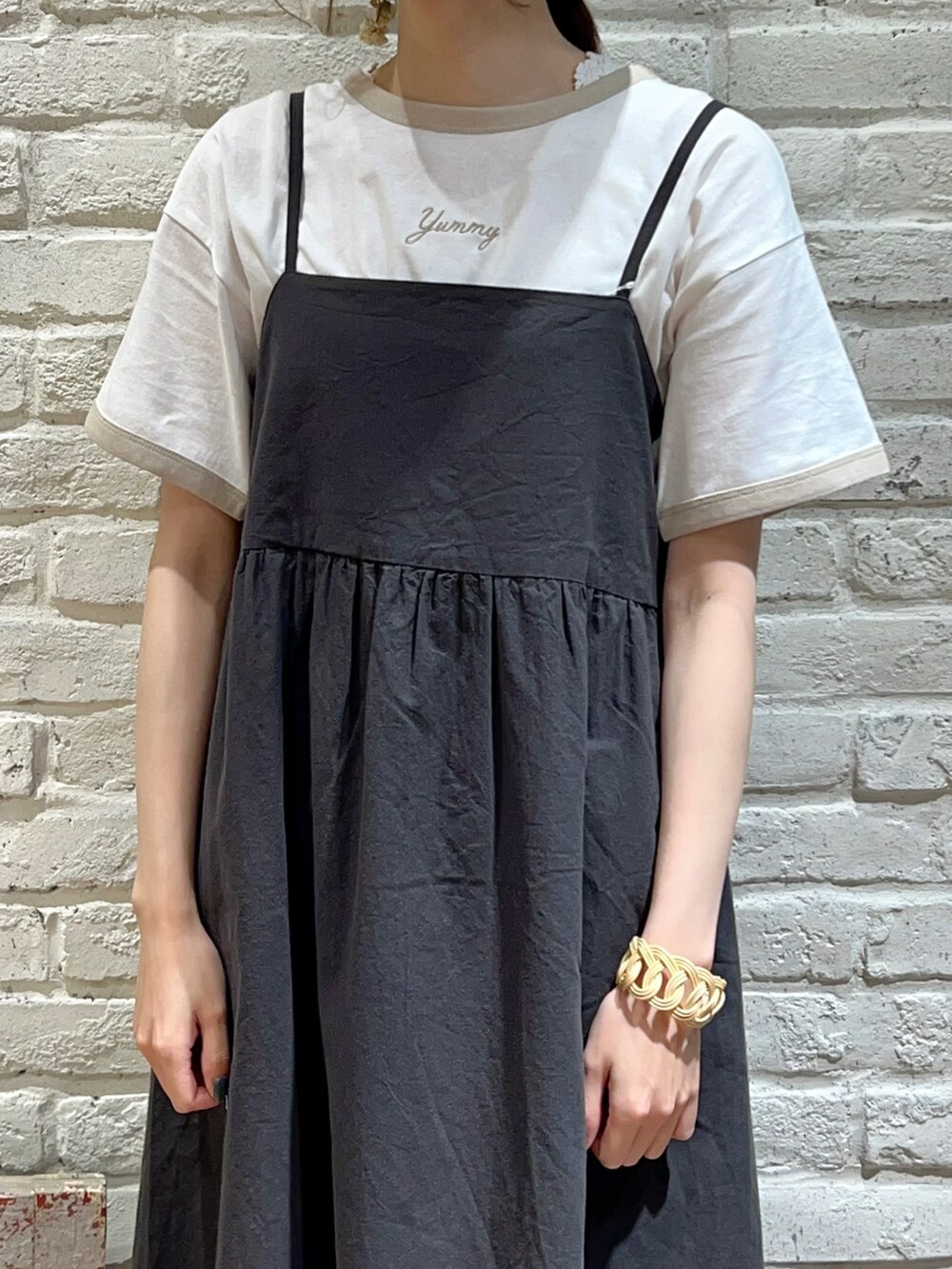 ホワイト系のTシャツ/カットソー、グレー系のワンピース、パープル系のワンピースを着用したレディースの秋コーディネートの4枚目の写真