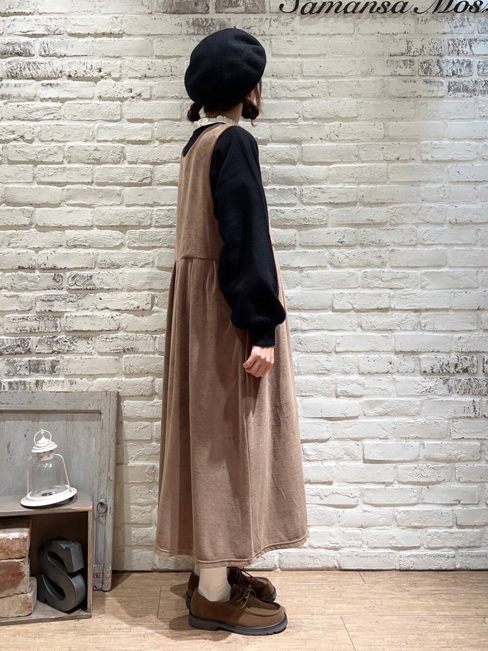 ホワイト系のシャツ/ブラウス、ブラック系のカーディガン/ボレロ、ベージュ系のワンピースを着用したレディースの秋コーディネートの3枚目の写真