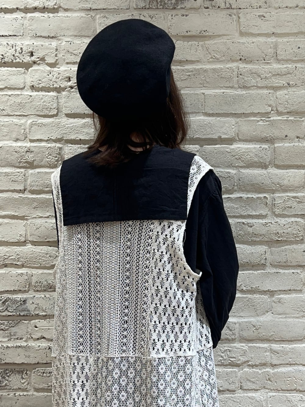 ホワイト系のワンピース、グレー系のその他パンツ、ブラック系のドレスシューズを着用したレディースの秋コーディネートの4枚目の写真