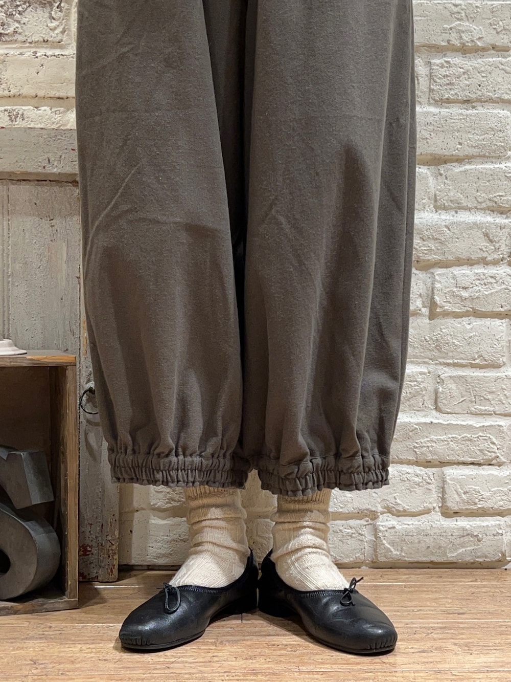 グレー系のシャツ/ブラウス、ブラック系のベスト、ブラウン系のその他パンツを着用したレディースの冬コーディネートの5枚目の写真