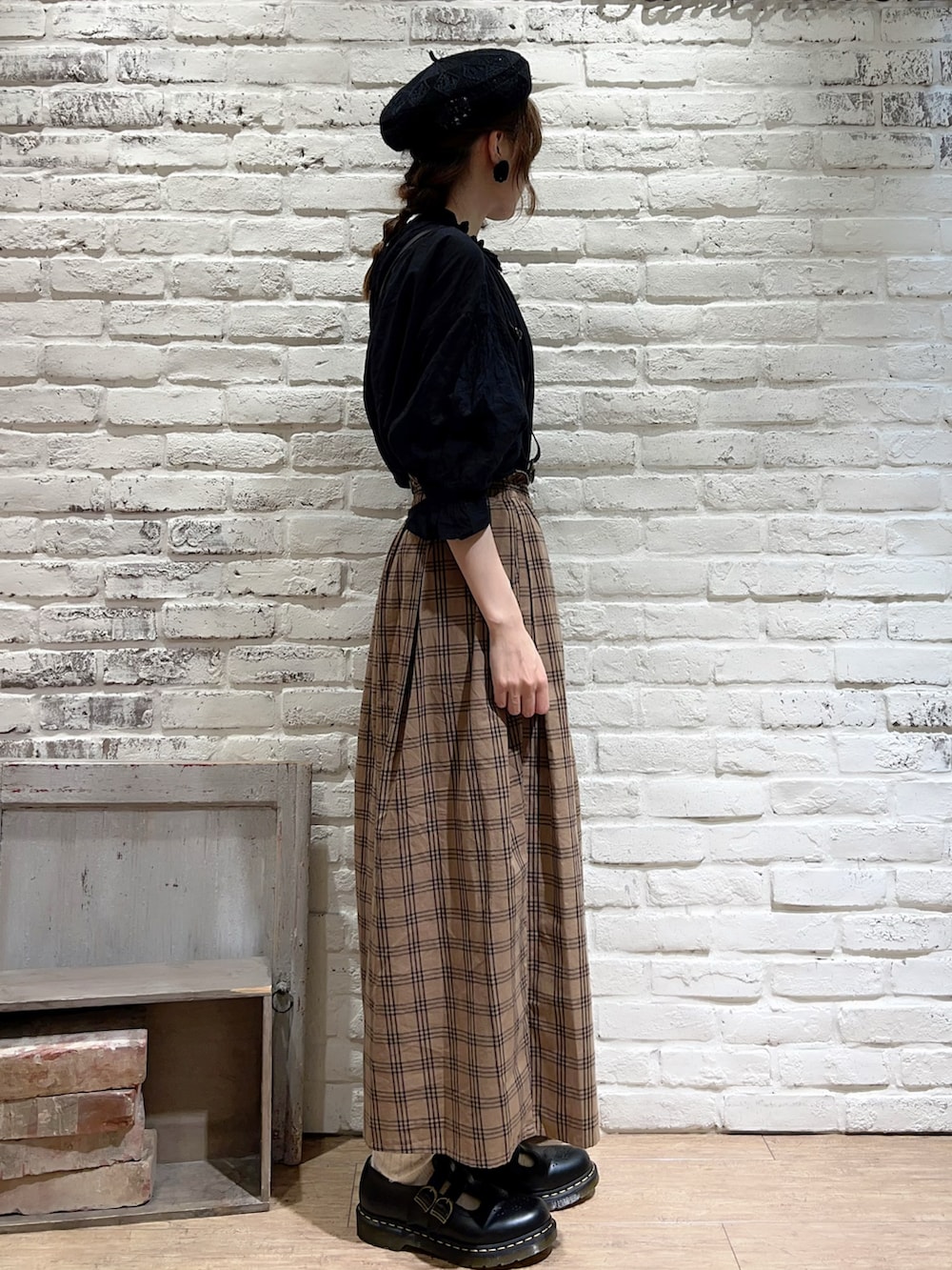 ブラック系のシャツ/ブラウス、ブラウン系のその他パンツ、ブラック系のドレスシューズを着用したレディースの夏コーディネートの3枚目の写真