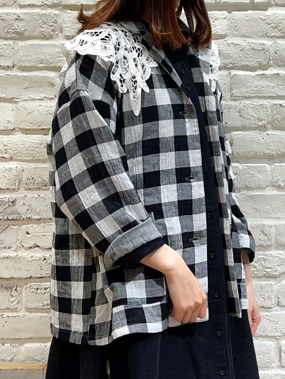 ブラック系のシャツ/ブラウス、ホワイト系のその他パンツ、ホワイト系のその他アウターを着用したレディースの春コーディネートの5枚目の写真