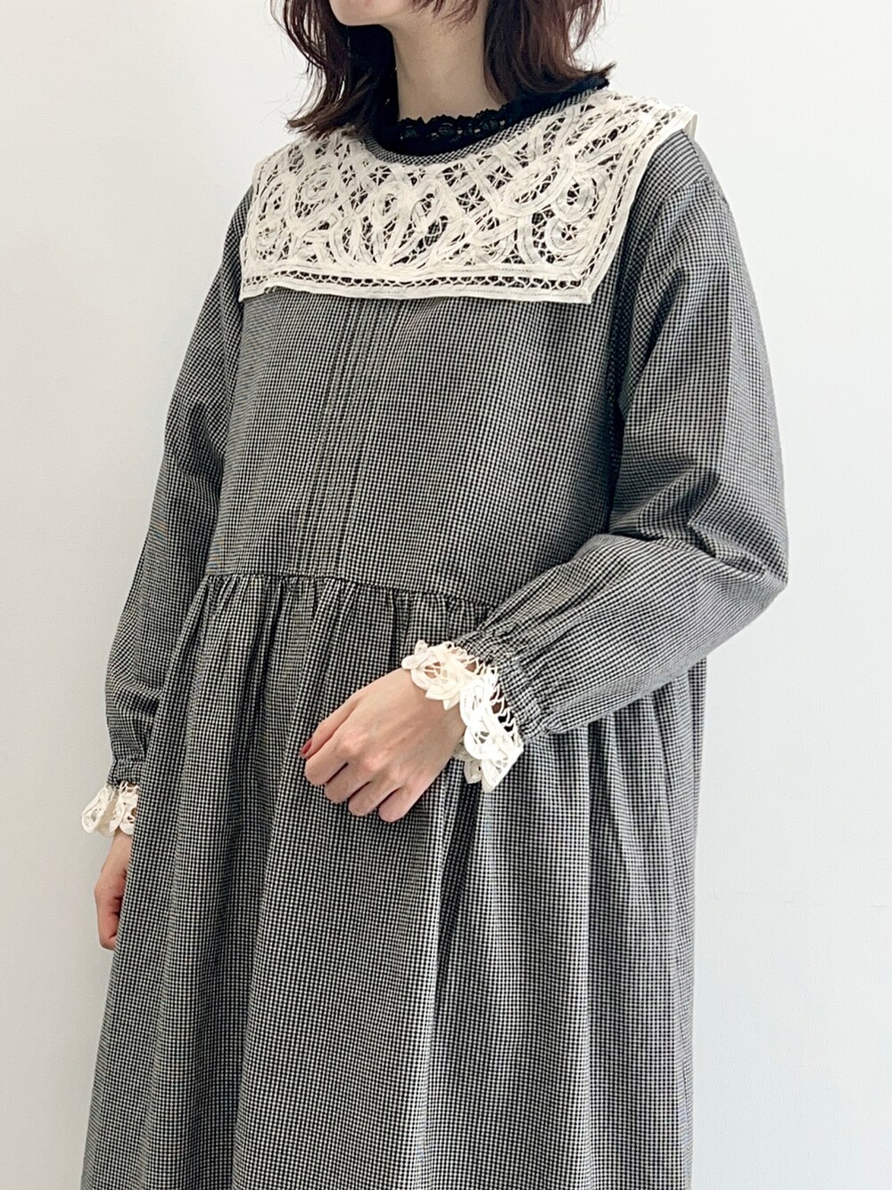 「サマンサ モスモス(Samansa Mos2)、Samansa Mos2、SM2、春コーデ、ゆるコーデ、モノトーンコーデ、レイヤードスタイル、レース、カーディガン、透かし編みニット、ボレロ、チェック、オールブラック、モノトーン、カンカン帽」｜「Samansa Mos2のラフィア太リボンカンカン帽（ハット、ブラック系）」を使った、いっしき🐻さん（レディース・164cm）の春コーディネートの3枚目の写真