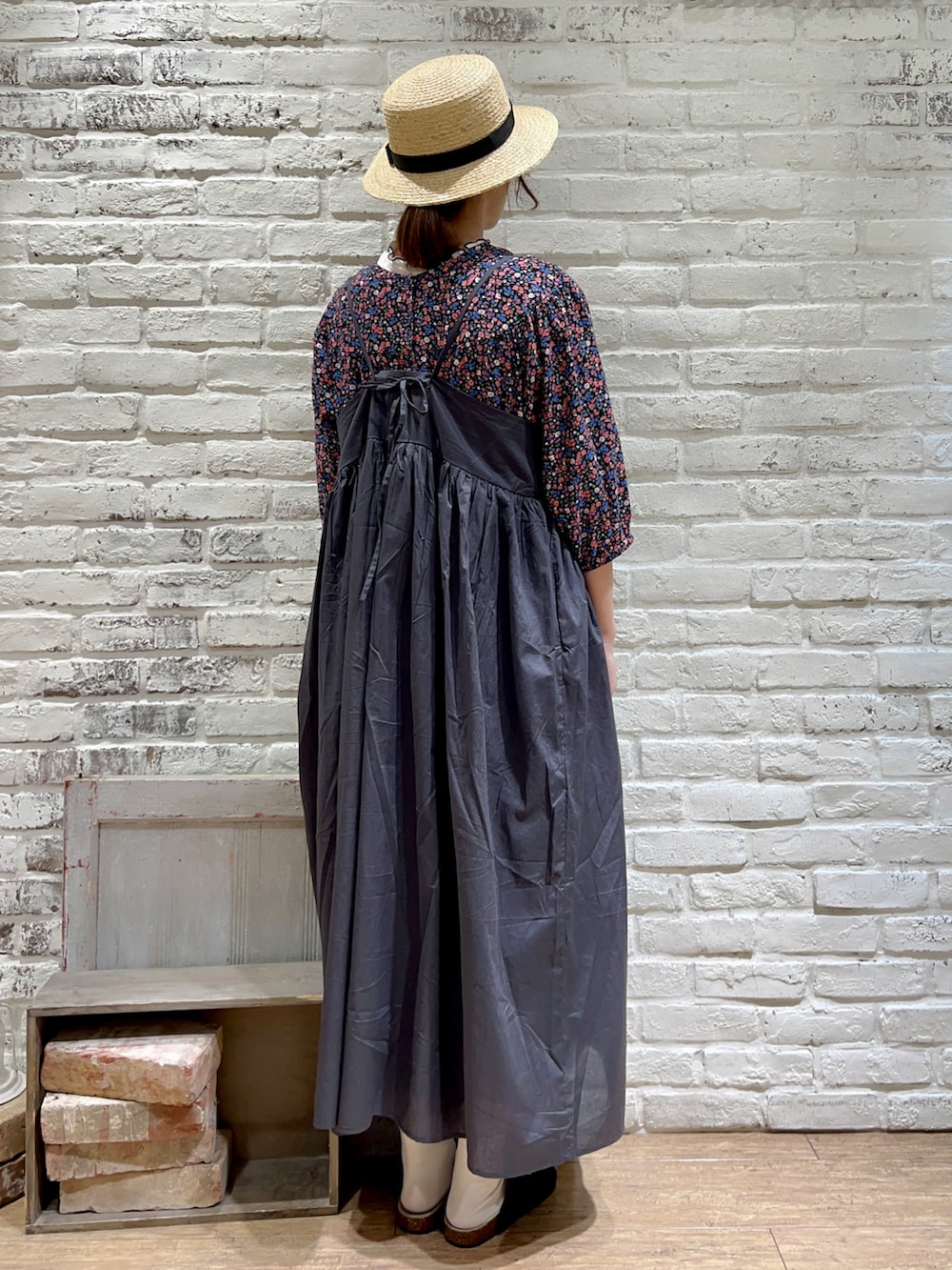 ホワイト系のTシャツ/カットソー、ピンク系のワンピース、グレー系のワンピースを着用したレディースの夏コーディネートの4枚目の写真