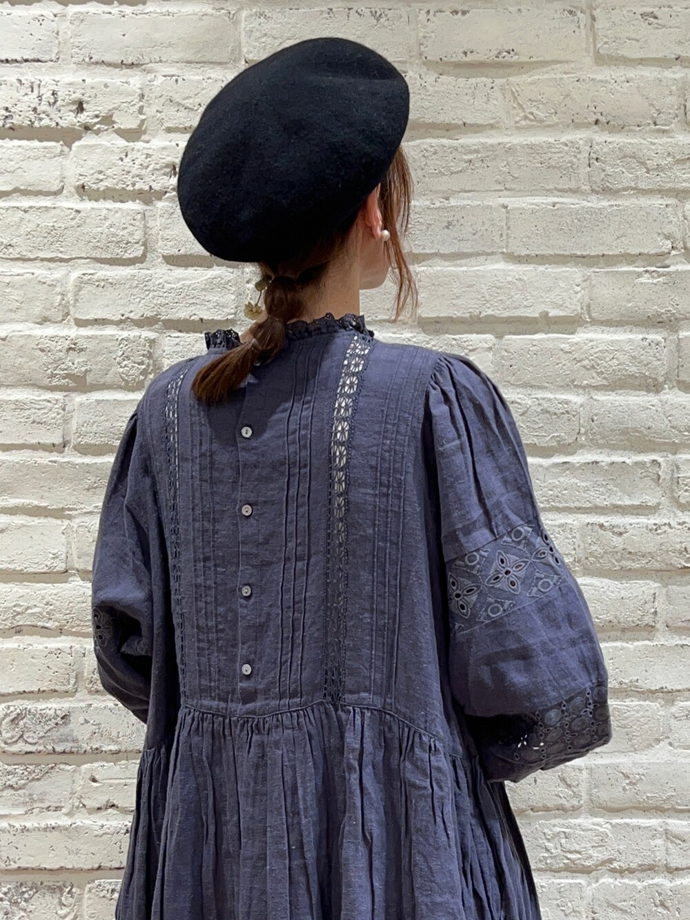 ブルー系のワンピース、その他のその他を着用したレディースの冬コーディネートの5枚目の写真