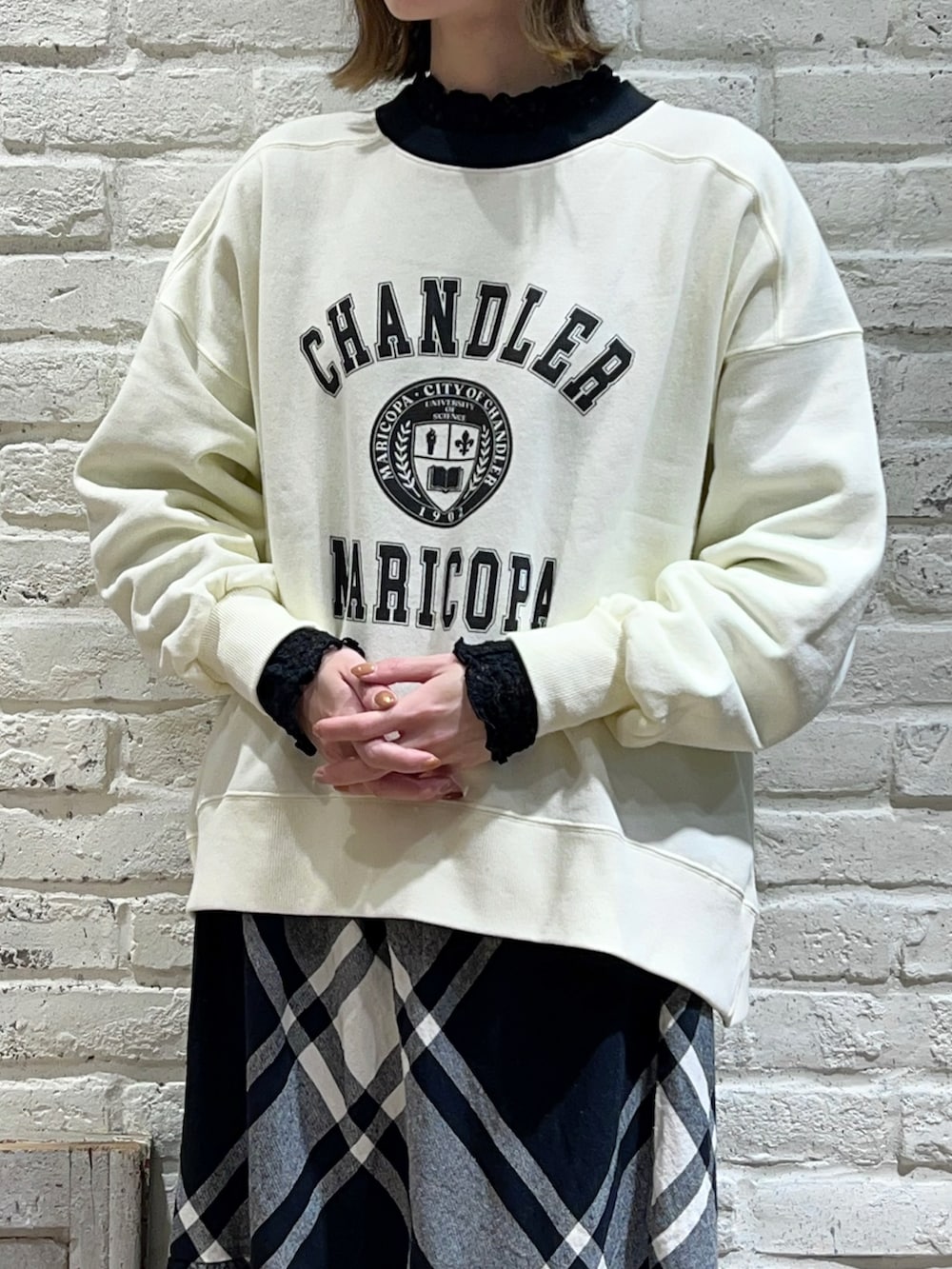 ブラック系のTシャツ/カットソー、ホワイト系のTシャツ/カットソー、ブラック系のブルゾンを着用したレディースの冬コーディネートの2枚目の写真