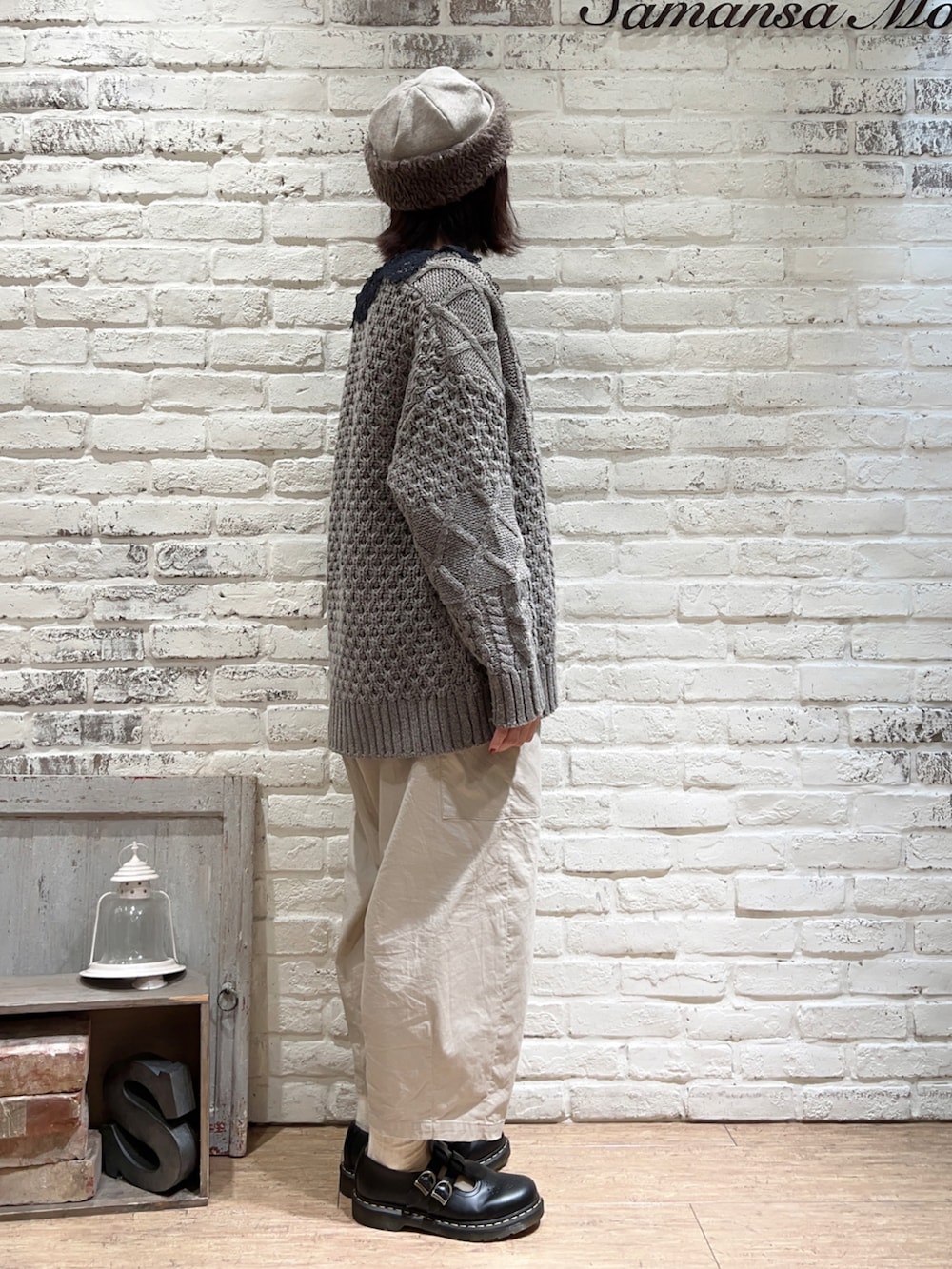 ブラック系のシャツ/ブラウス、ブラウン系のカーディガン/ボレロ、ベージュ系のカーゴパンツを着用したレディースの冬コーディネートの3枚目の写真