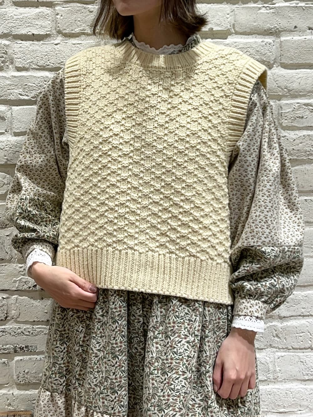 「サマンサ モスモス(Samansa Mos2)、Samansa Mos2、SM2、冬コーデ、ゆるコーデ、ロングコート、キルティング、ワンピース、ティアードスカート、ティアード、ベスト、ニットベスト、トーク帽、ファー小物、ショートブーツ」|「Samansa Mos2のフェイクファートーク帽(ハット、ベージュ系)」を使った、いっしき🐻さん(レディース・163cm)の秋コーディネートの3枚目の写真