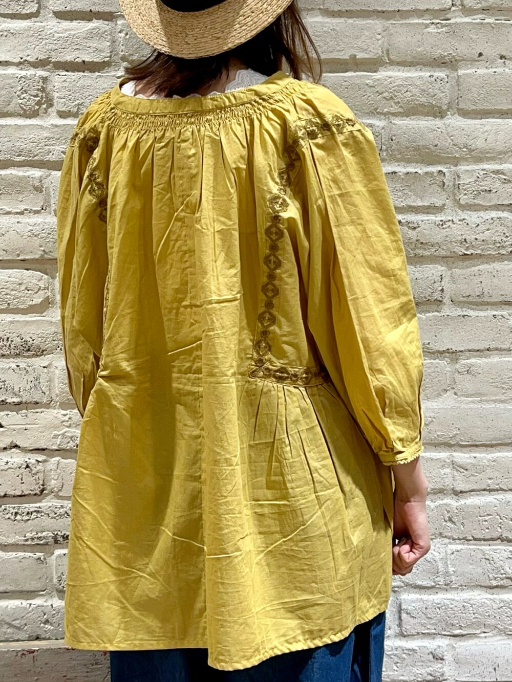 ホワイト系のタンクトップ、イエロー系のシャツ/ブラウス、ブラック系のハンドバッグを着用したレディースの夏コーディネートの4枚目の写真