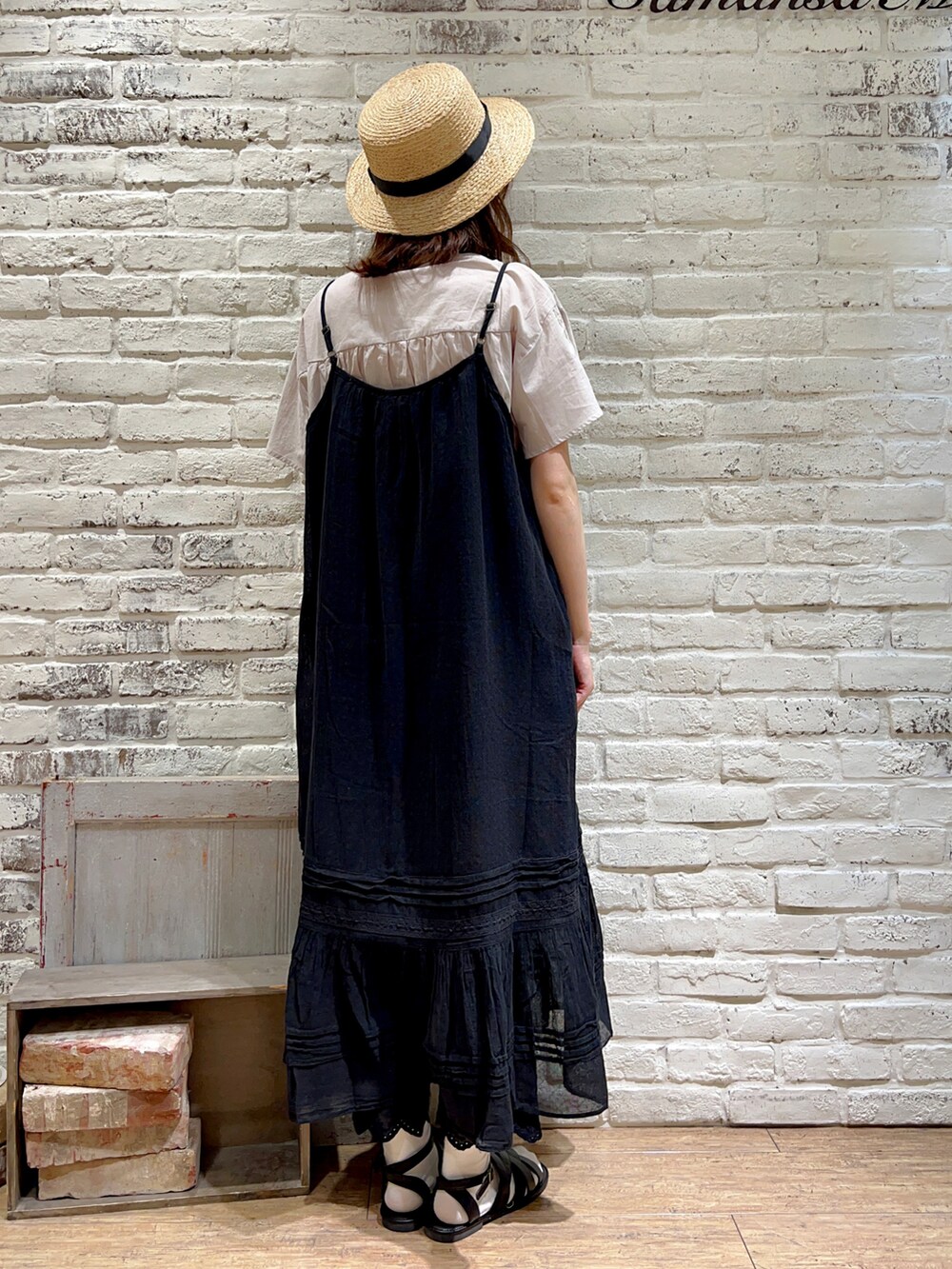 ホワイト系のタンクトップ、ベージュ系のシャツ/ブラウス、ブラック系のワンピースを着用したレディースの秋コーディネートの4枚目の写真