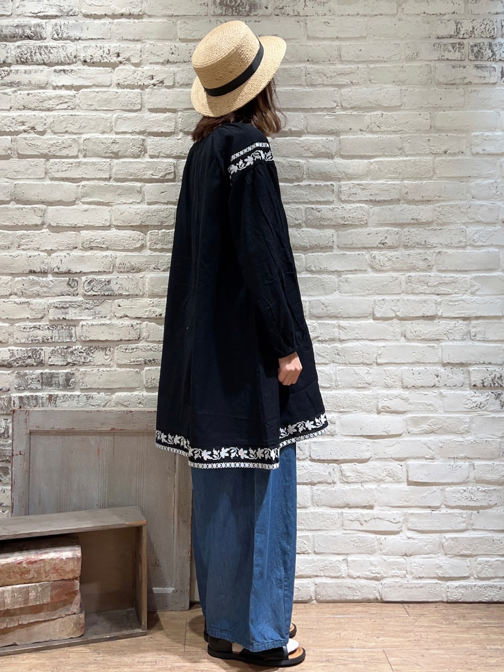 「サマンサ モスモス(Samansa Mos2)、Samansa Mos2、SM2、春夏コーデ、ゆるコーデ、刺繍、レース、チュニック、デニム、デニムパンツ、ワイドパンツ、ワイドデニム、カンカン帽、かごバッグ、サンダル」|「Samansa Mos2のラフィアカンカン帽(ハット、ブラック系)」を使った、いっしき🐻さん(レディース・163cm)の春コーディネートの3枚目の写真