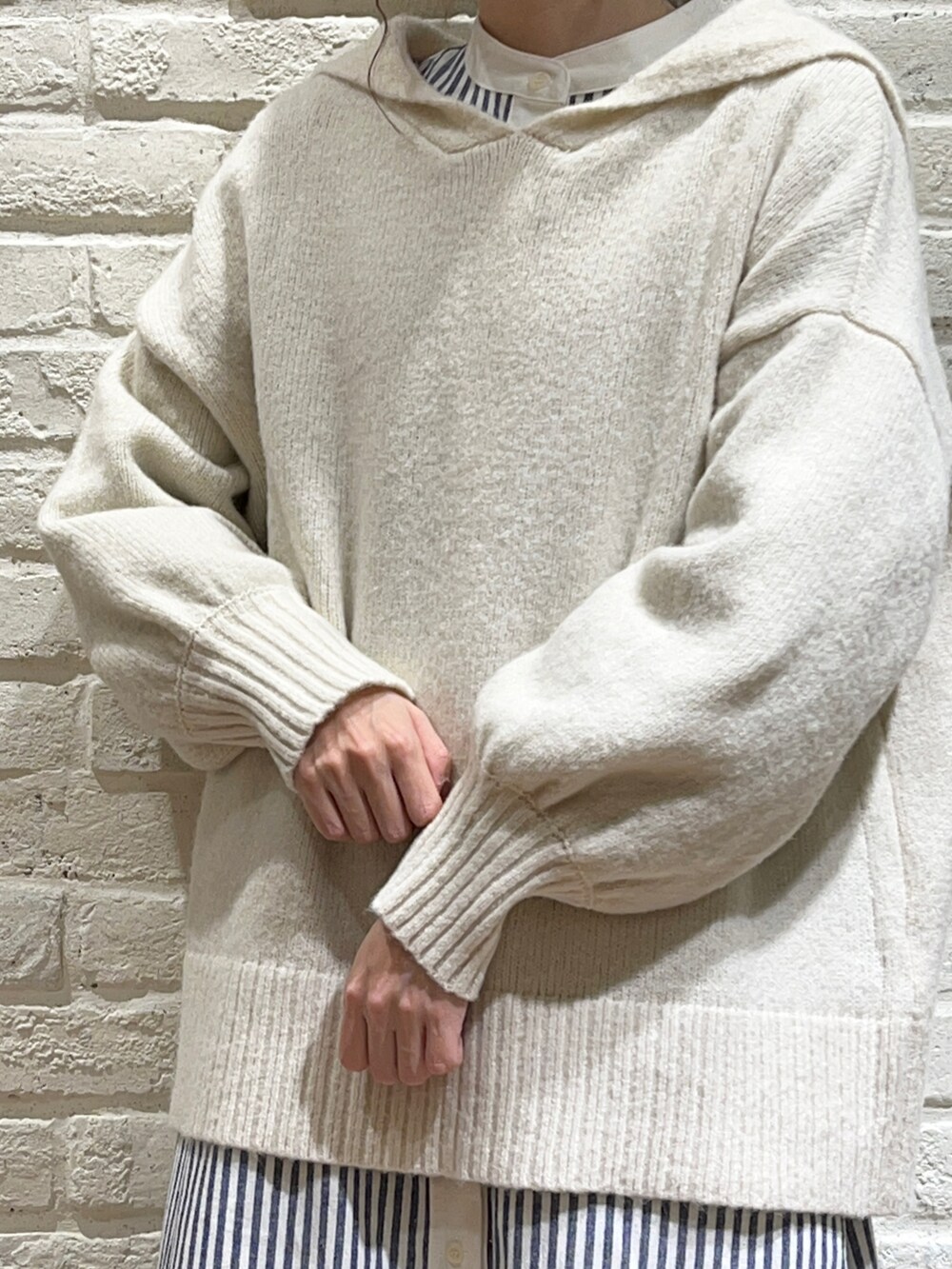 「トートバッグ、ワンピース、ベレー帽、ボア、ストライプ、冬コーデ、モノトーン、レイヤードスタイル、SM2、ロングコート、ノーカラーコート、シャツワンピ、セーラーカラー、ゆるコーデ、サマンサ モスモス(Samansa Mos2)」｜「Samansa Mos2のウールバスクベレー（ハンチング/ベレー帽、ブラック系）」を使った、いっしき🐻さん（レディース・163cm）の冬コーディネートの5枚目の写真