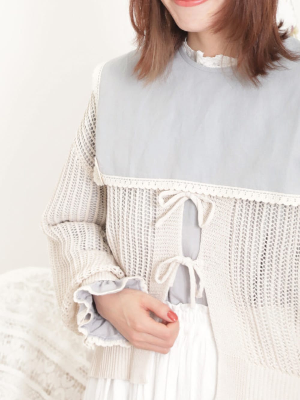 ホワイト系のTシャツ/カットソー、ホワイト系のカーディガン/ボレロ、ホワイト系のスカートを着用したレディースの春コーディネートの3枚目の写真