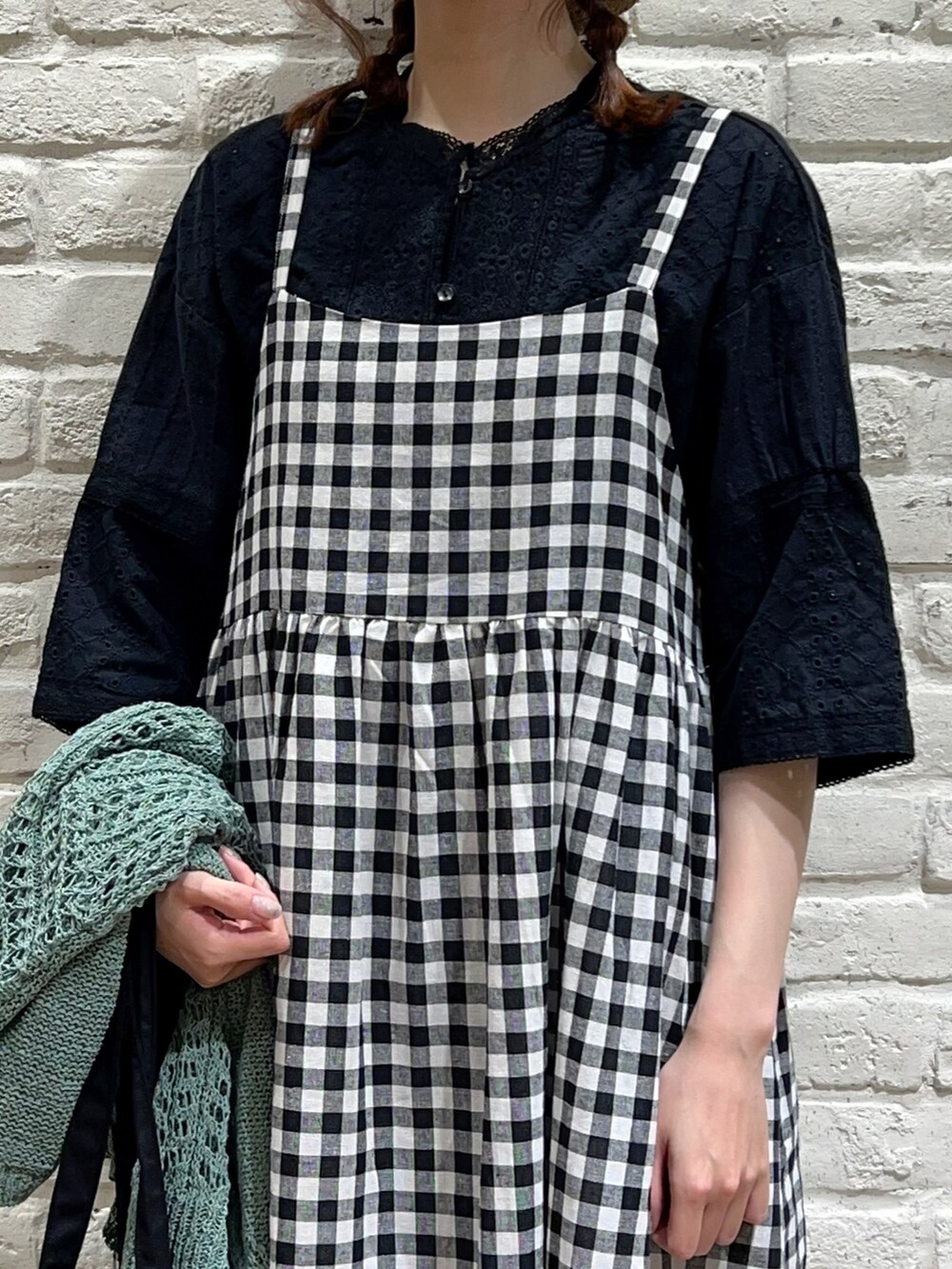 ブラック系のTシャツ/カットソー、ブラック系のシャツ/ブラウス、ブラック系のワンピースを着用したレディースの春コーディネートの2枚目の写真