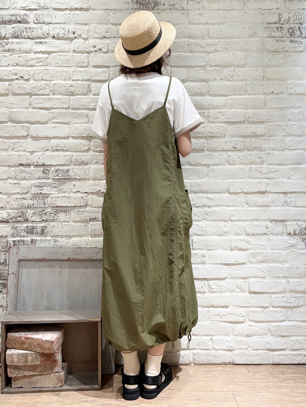 ホワイト系のTシャツ/カットソー、グリーン系のワンピース、ホワイト系のハンドバッグを着用したレディースの夏コーディネートの4枚目の写真