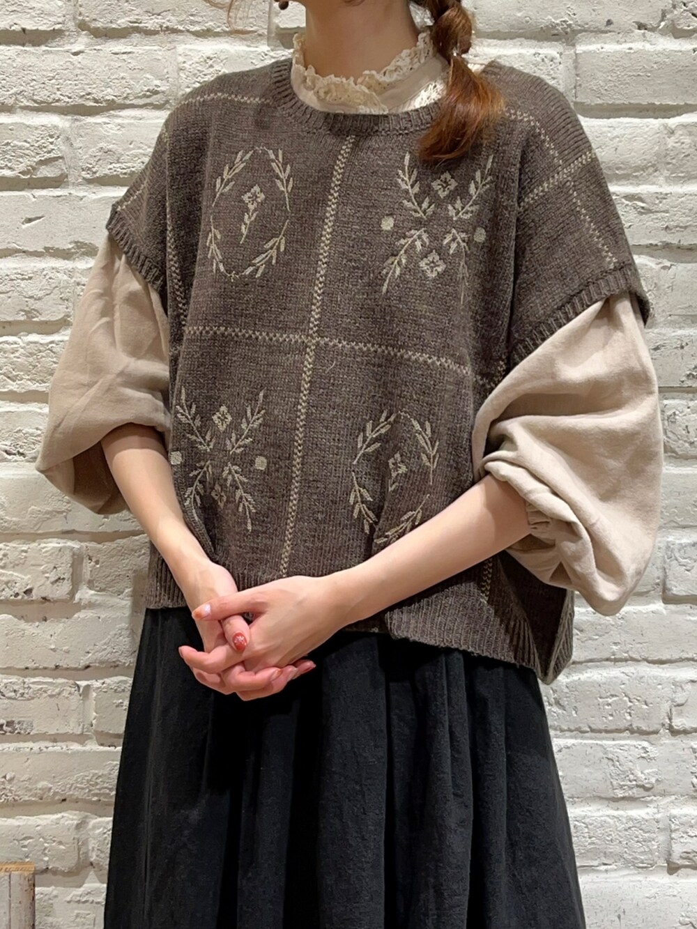 「サマンサ モスモス(Samansa Mos2)、Samansa Mos2、SM2、秋コーデ、秋のコーデ、ゆるコーデ、ニットベスト、ベスト、刺繍、ボリューム袖、スカート、ベージュ、ブラウン、トーク帽、バレエシューズ」|「kaorinomoriの【カオリノモリ】モーリエトーク(ハット、ブラウン系)」を使った、いっしき🐻さん(レディース・163cm)の秋コーディネートの2枚目の写真