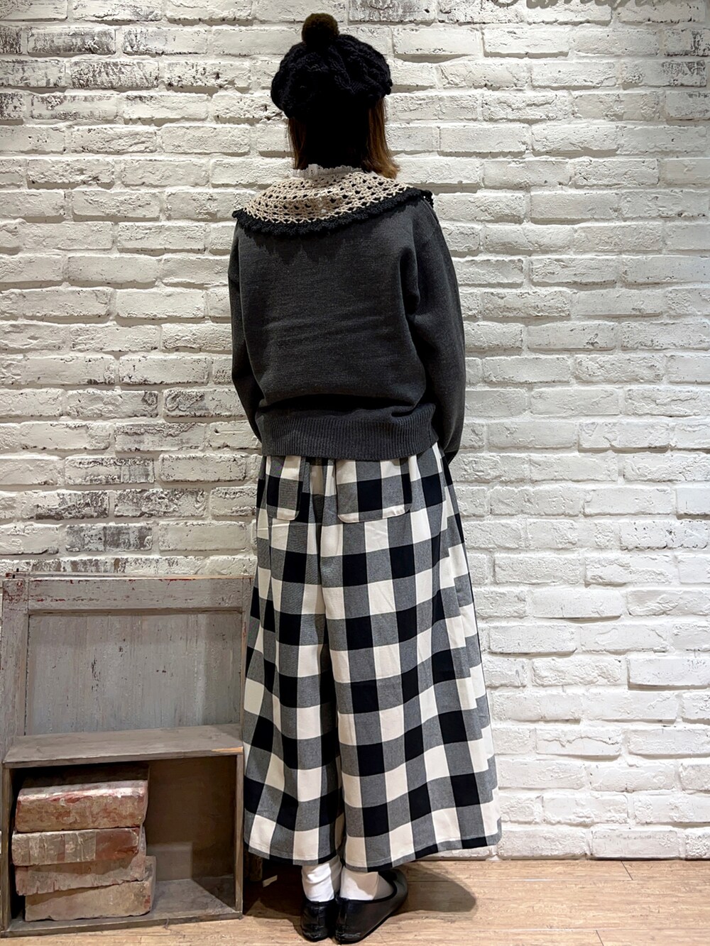 ホワイト系のシャツ/ブラウス、グレー系のニット/セーター、ブラック系のショルダーバッグを着用したレディースの秋コーディネートの4枚目の写真